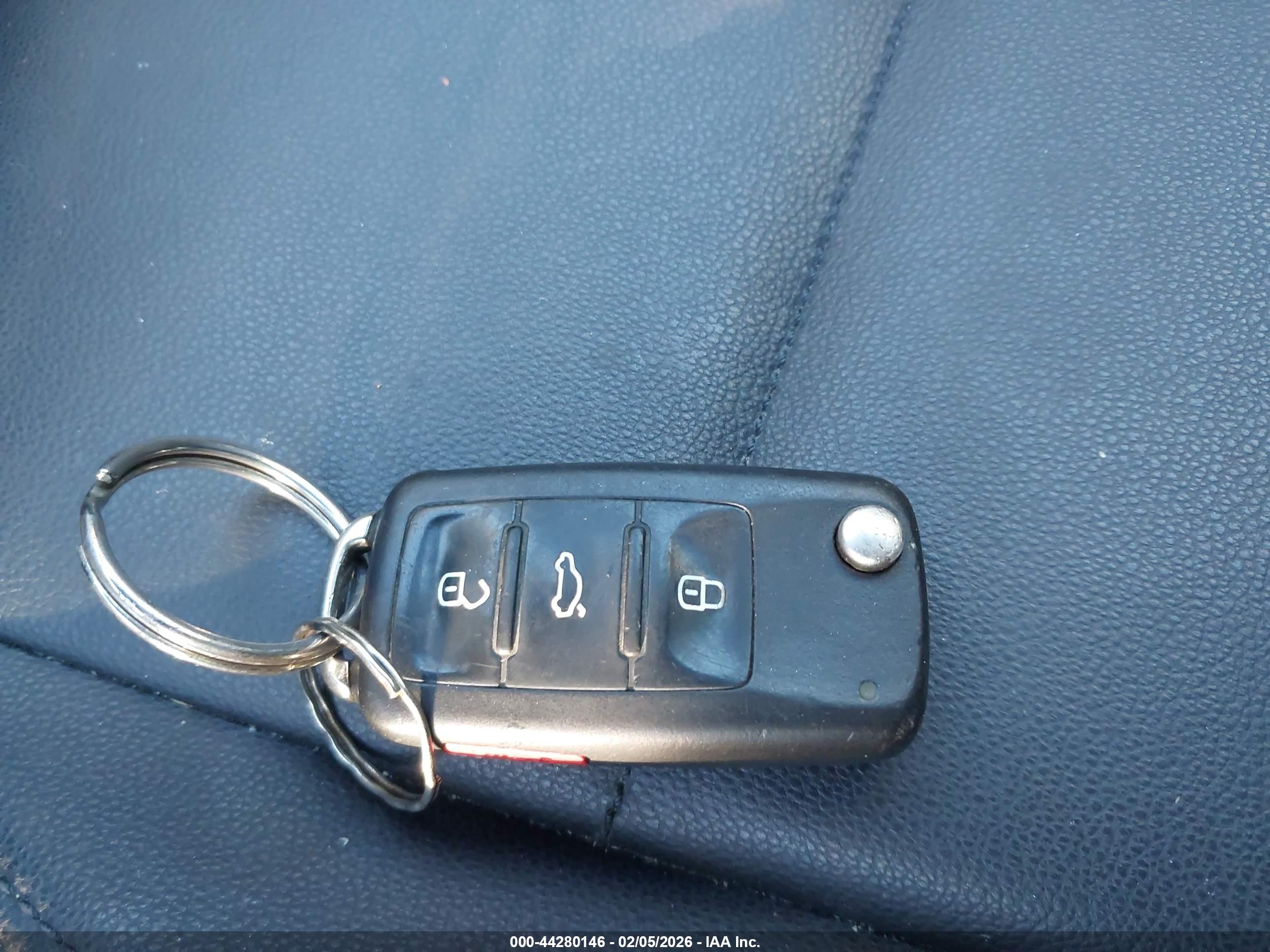 VOLKSWAGEN BEETLE image 11