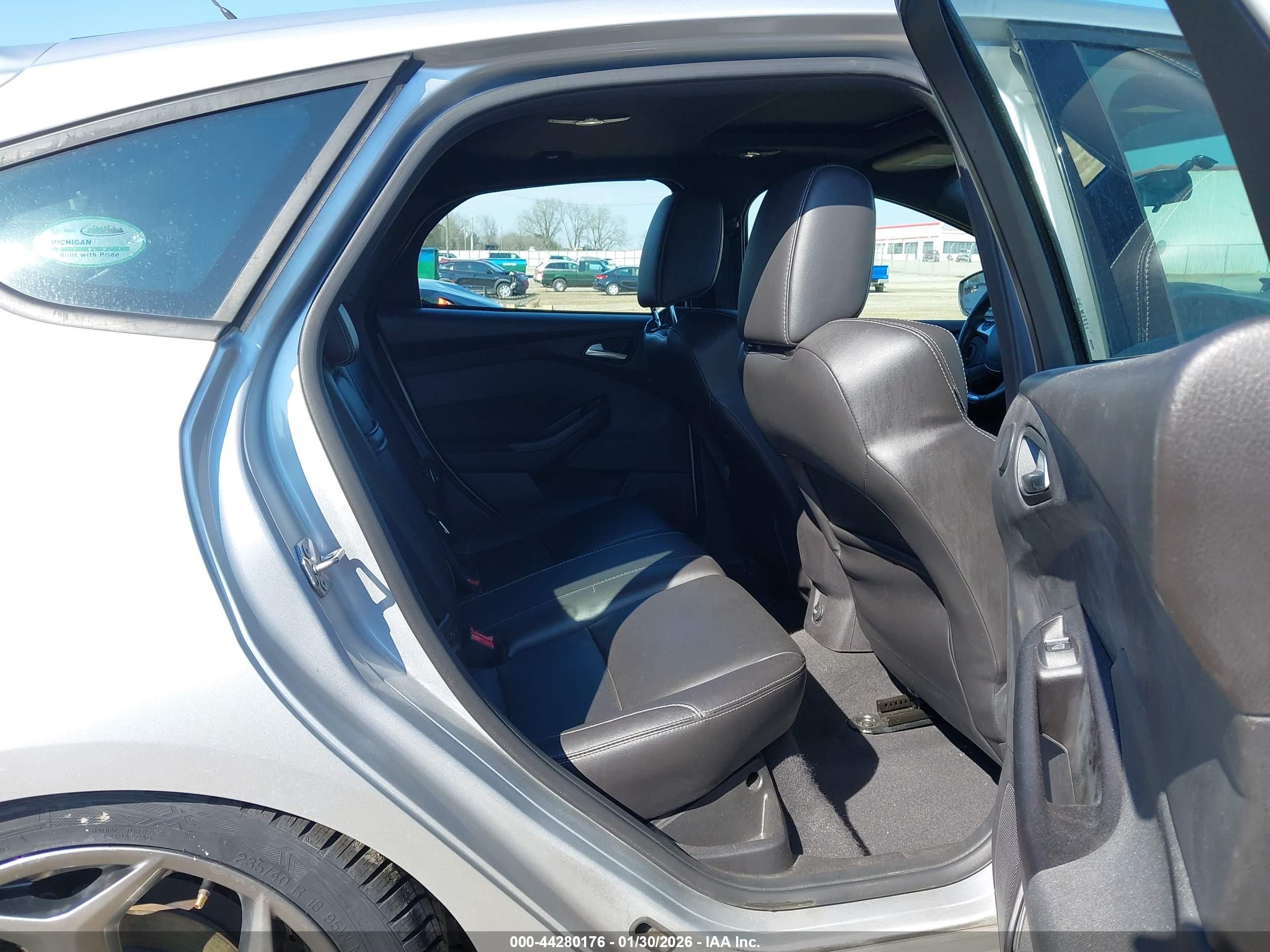 FORD FOCUS image 8