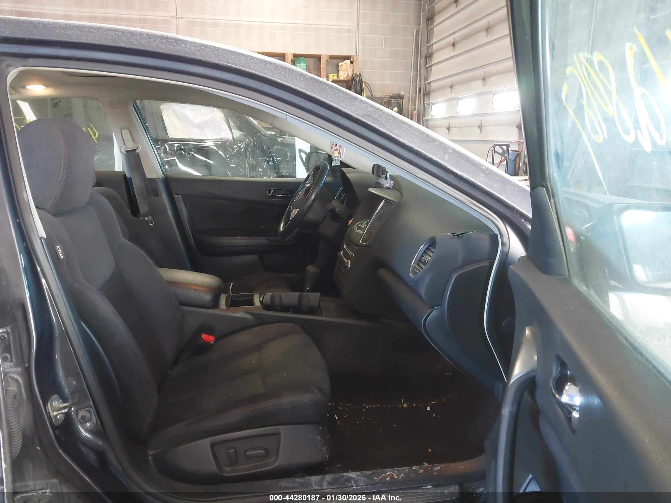 NISSAN MAXIMA image 5