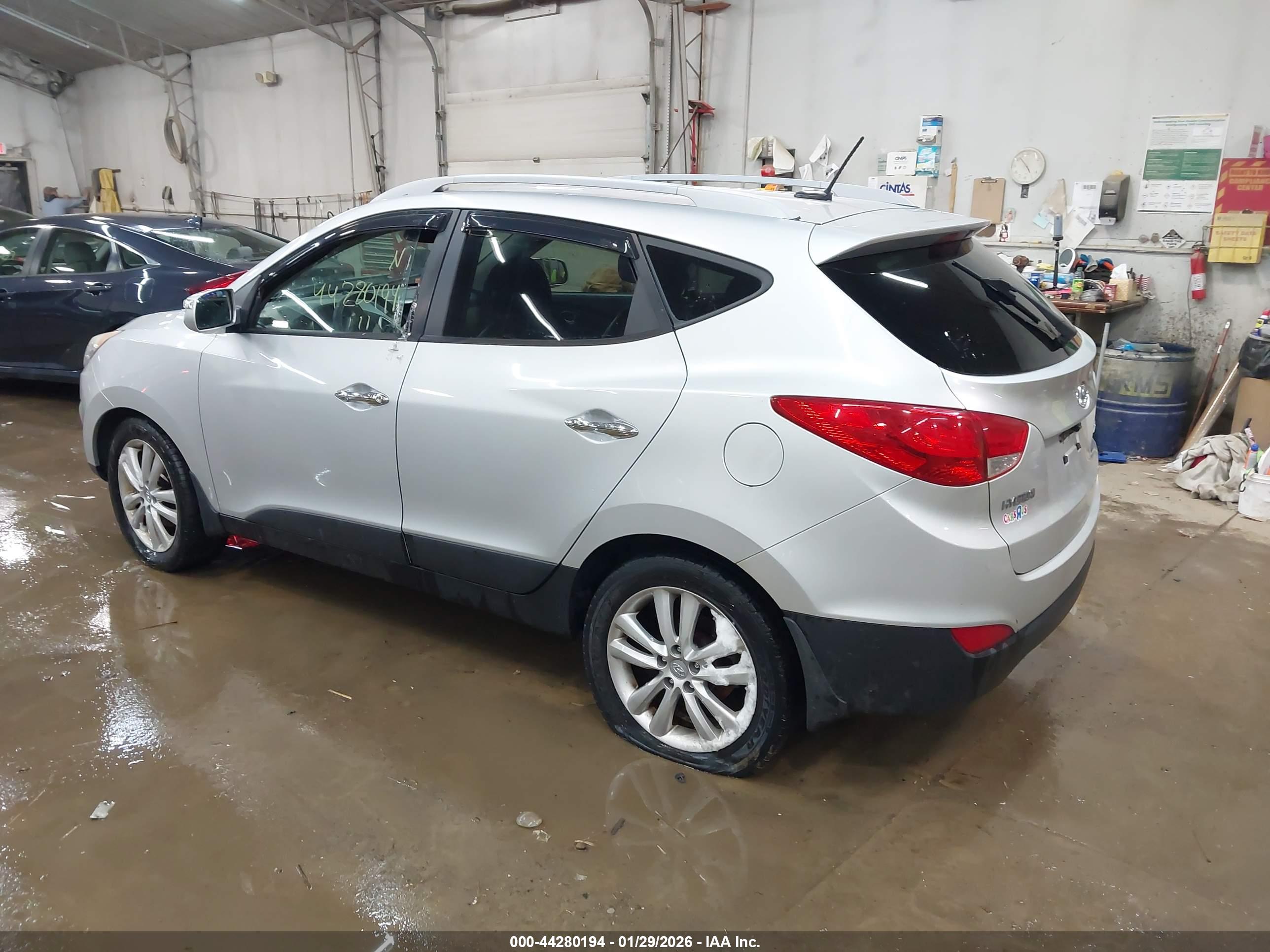 HYUNDAI TUCSON image 3
