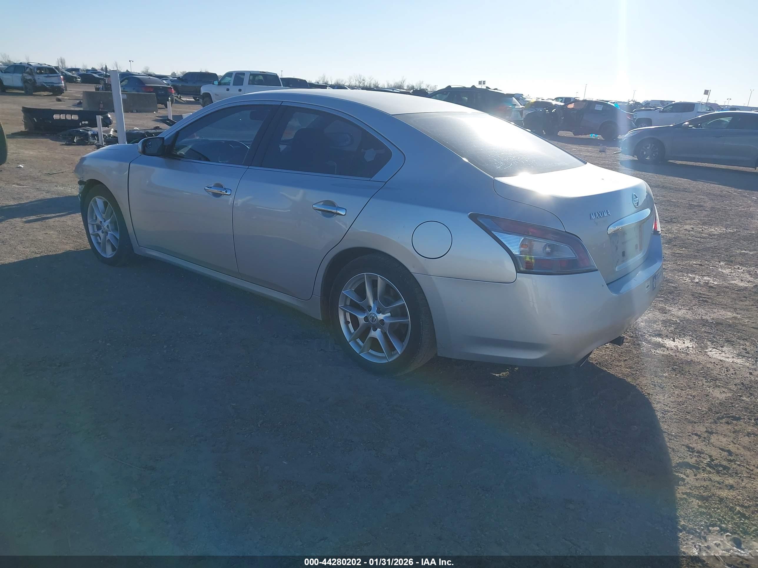 NISSAN MAXIMA image 3