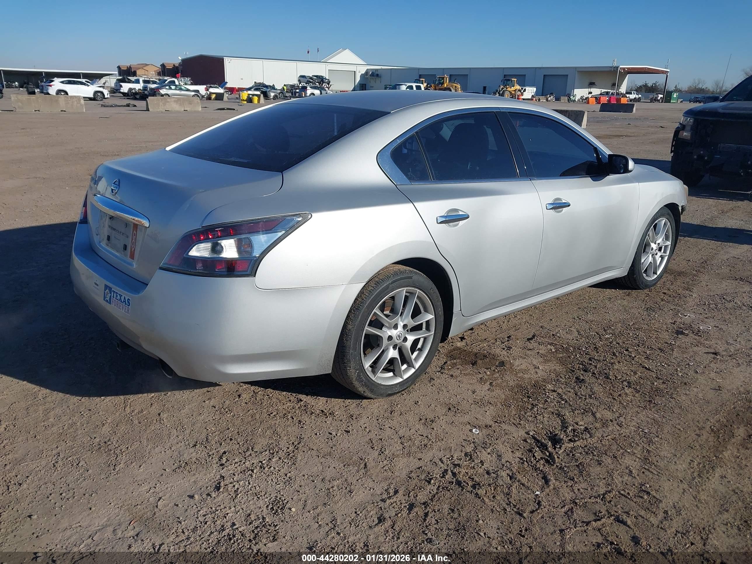 NISSAN MAXIMA image 4