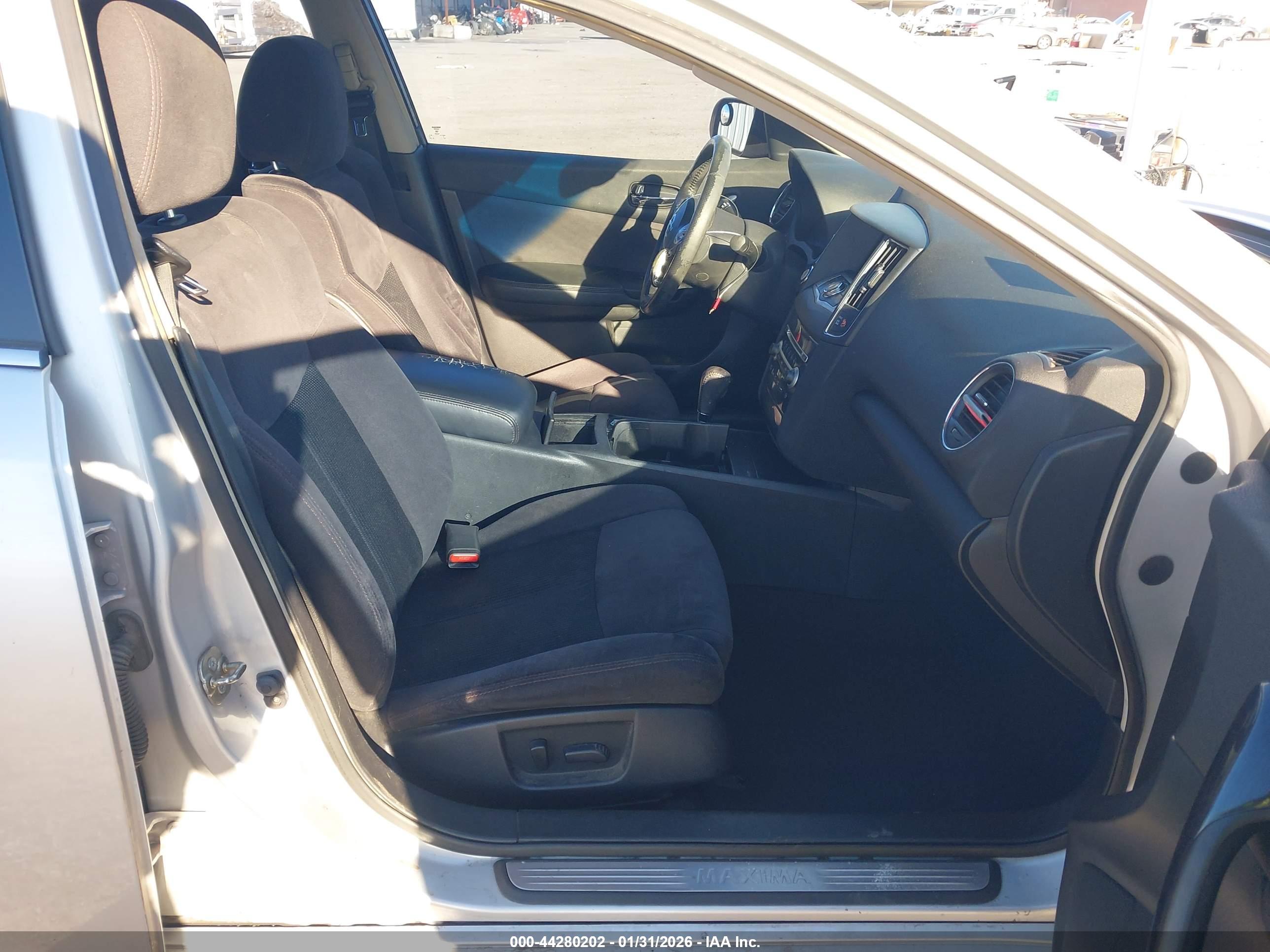 NISSAN MAXIMA image 5