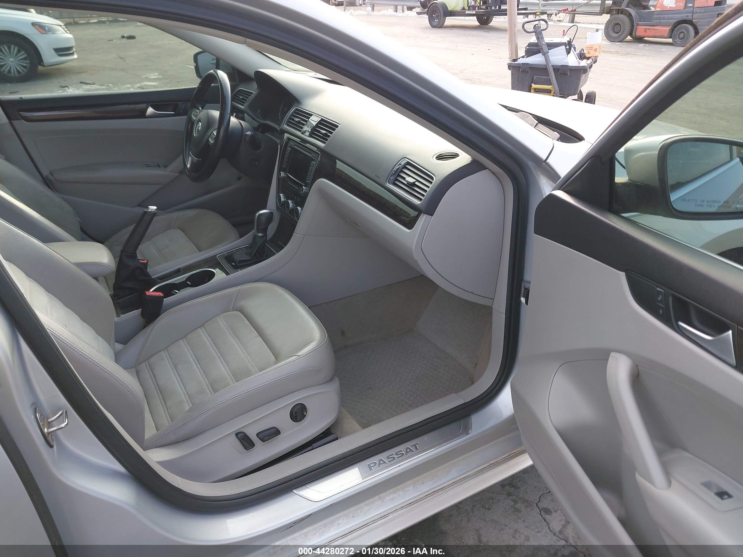 VOLKSWAGEN PASSAT image 5
