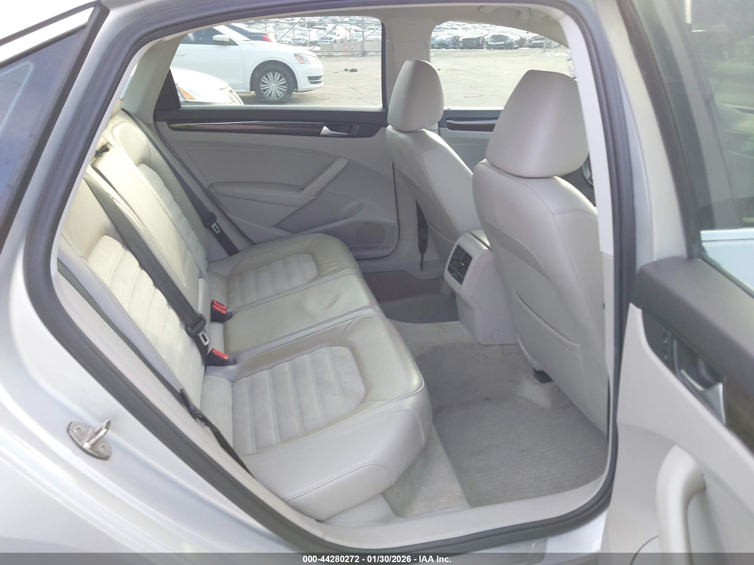 VOLKSWAGEN PASSAT image 8