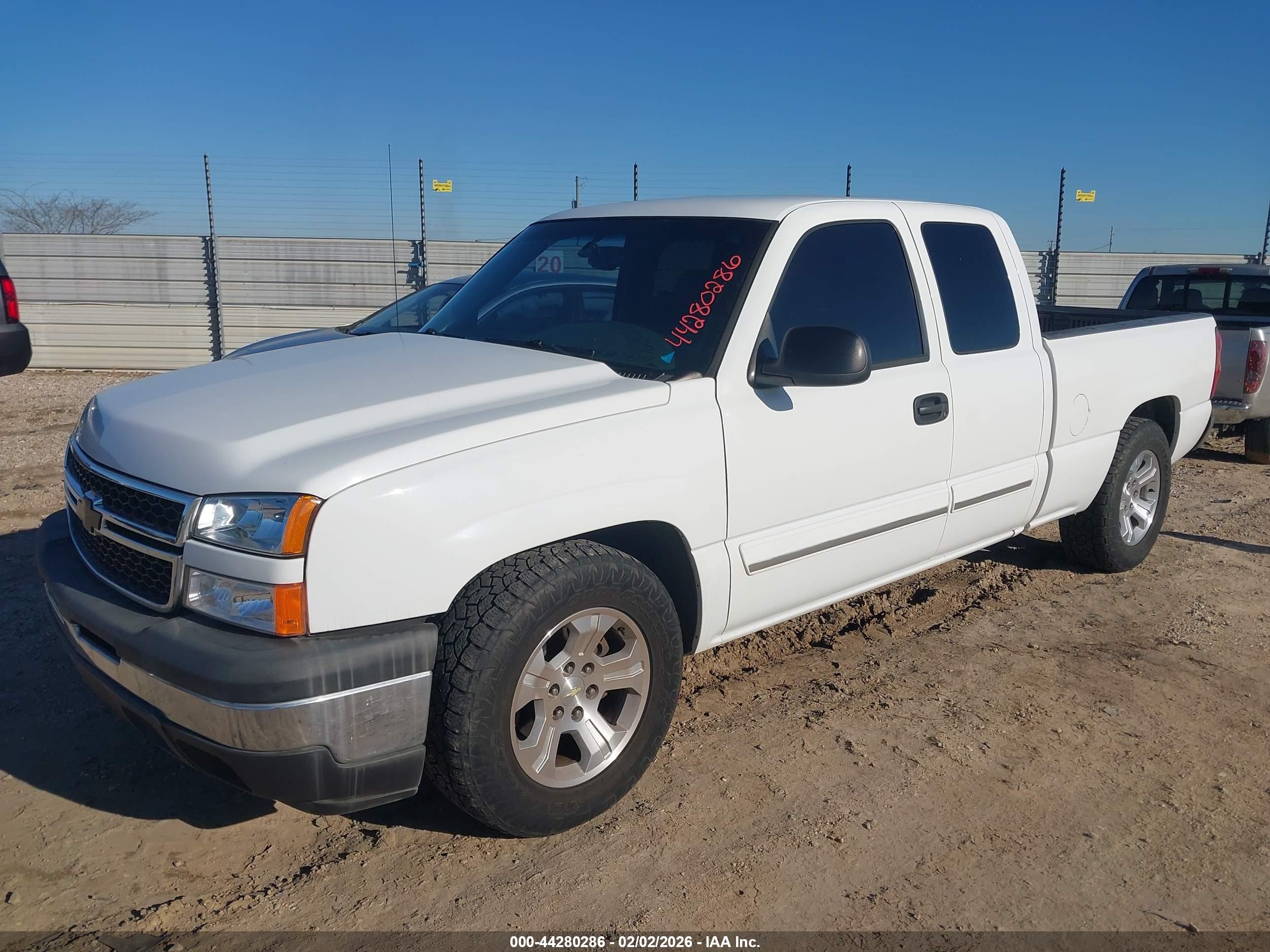 CHEVROLET SILVERADO image 2