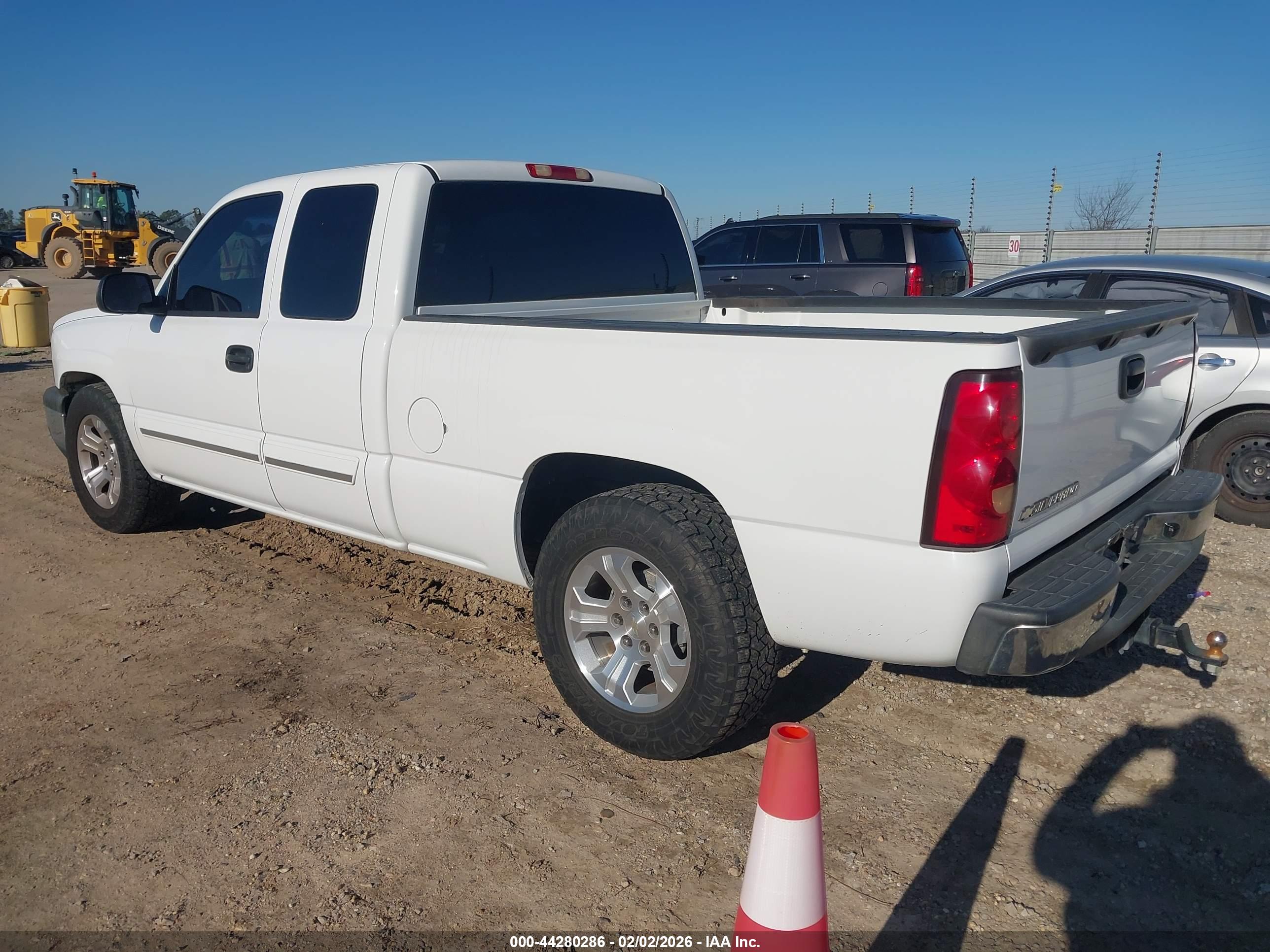 CHEVROLET SILVERADO image 3