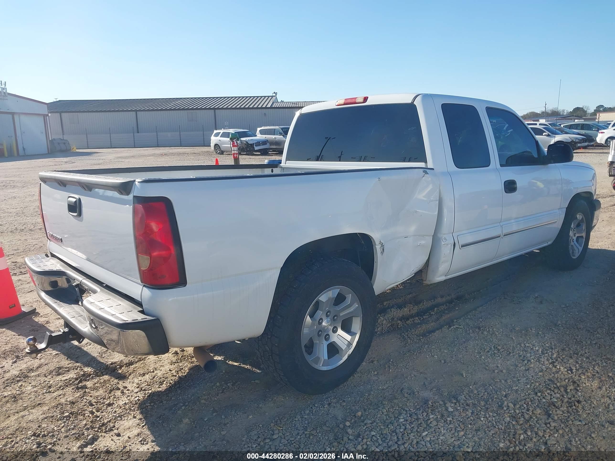 CHEVROLET SILVERADO image 4