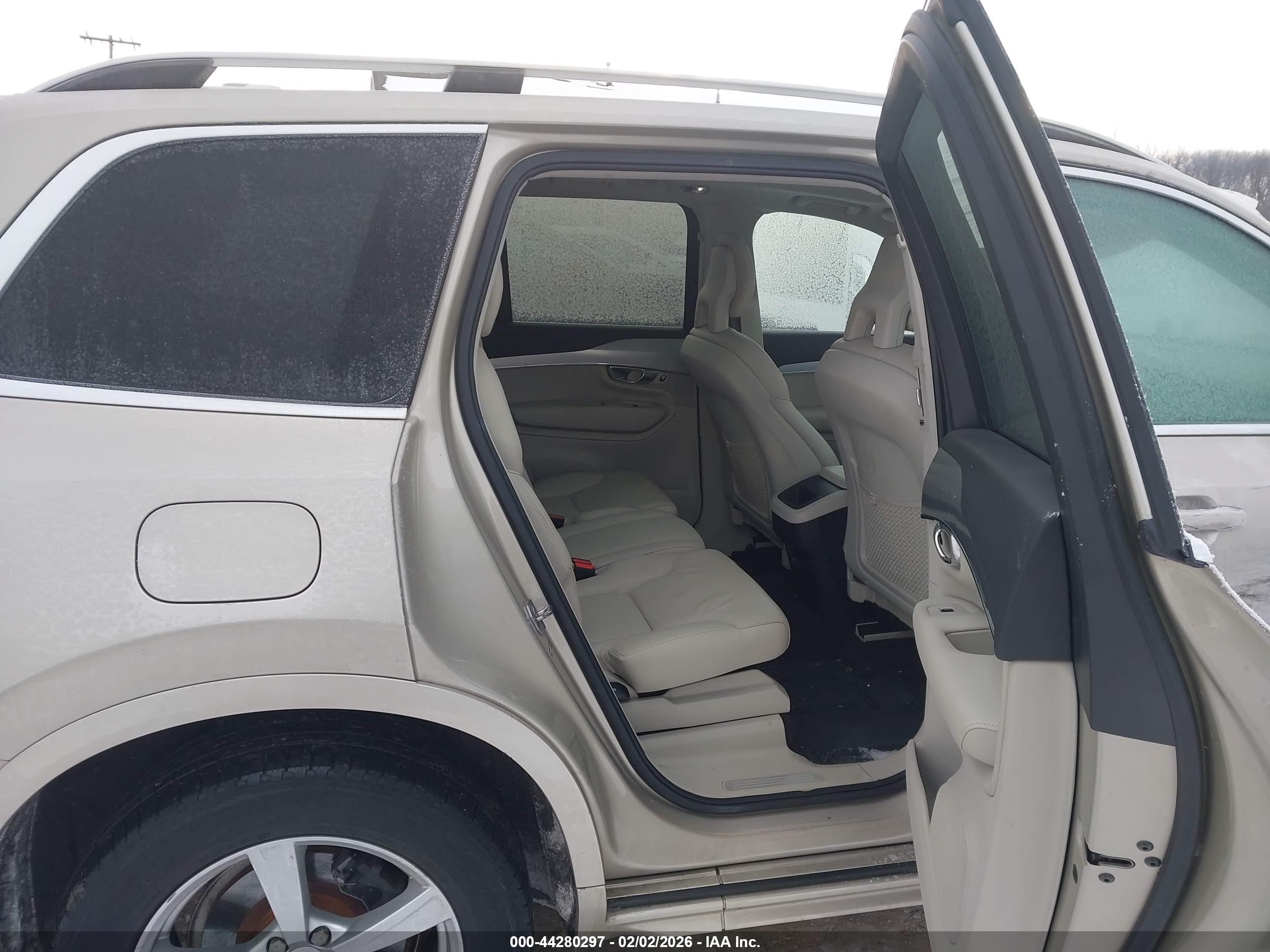 VOLVO XC90 image 8