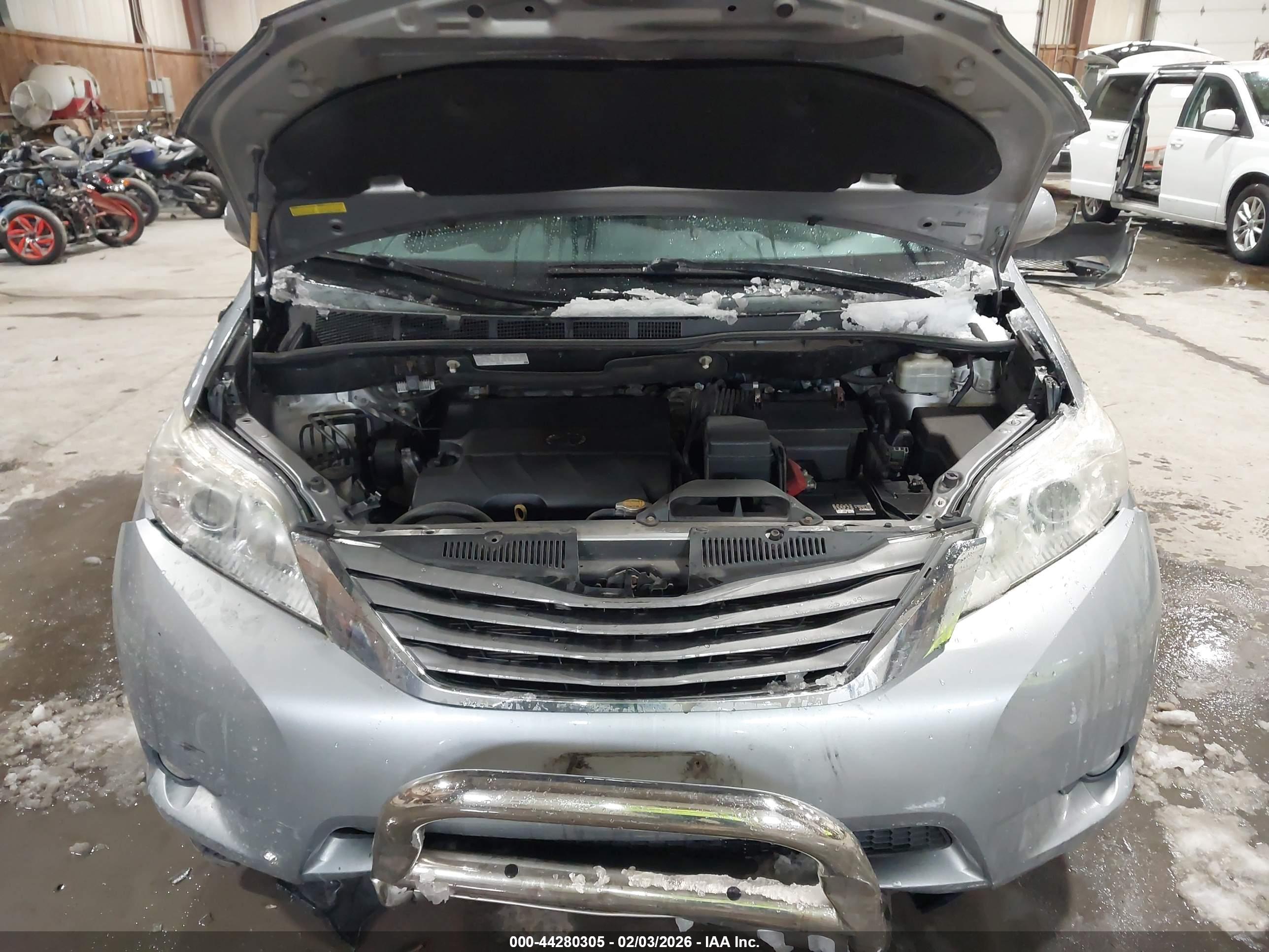 TOYOTA SIENNA image 10