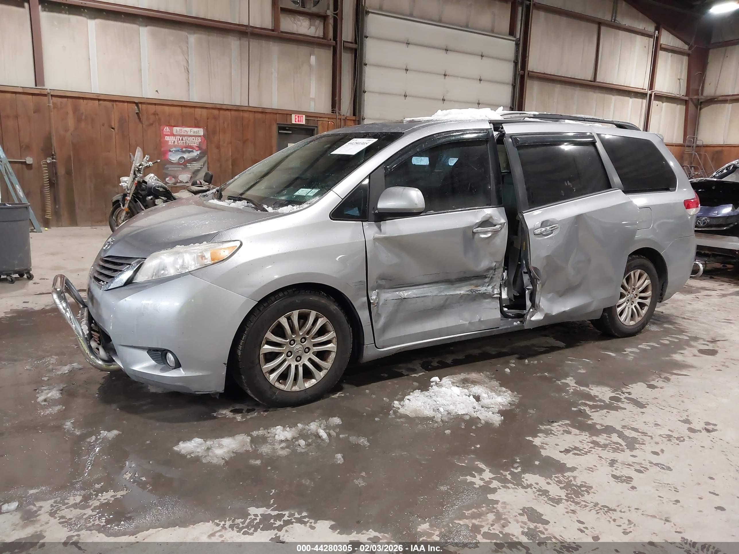 TOYOTA SIENNA image 2