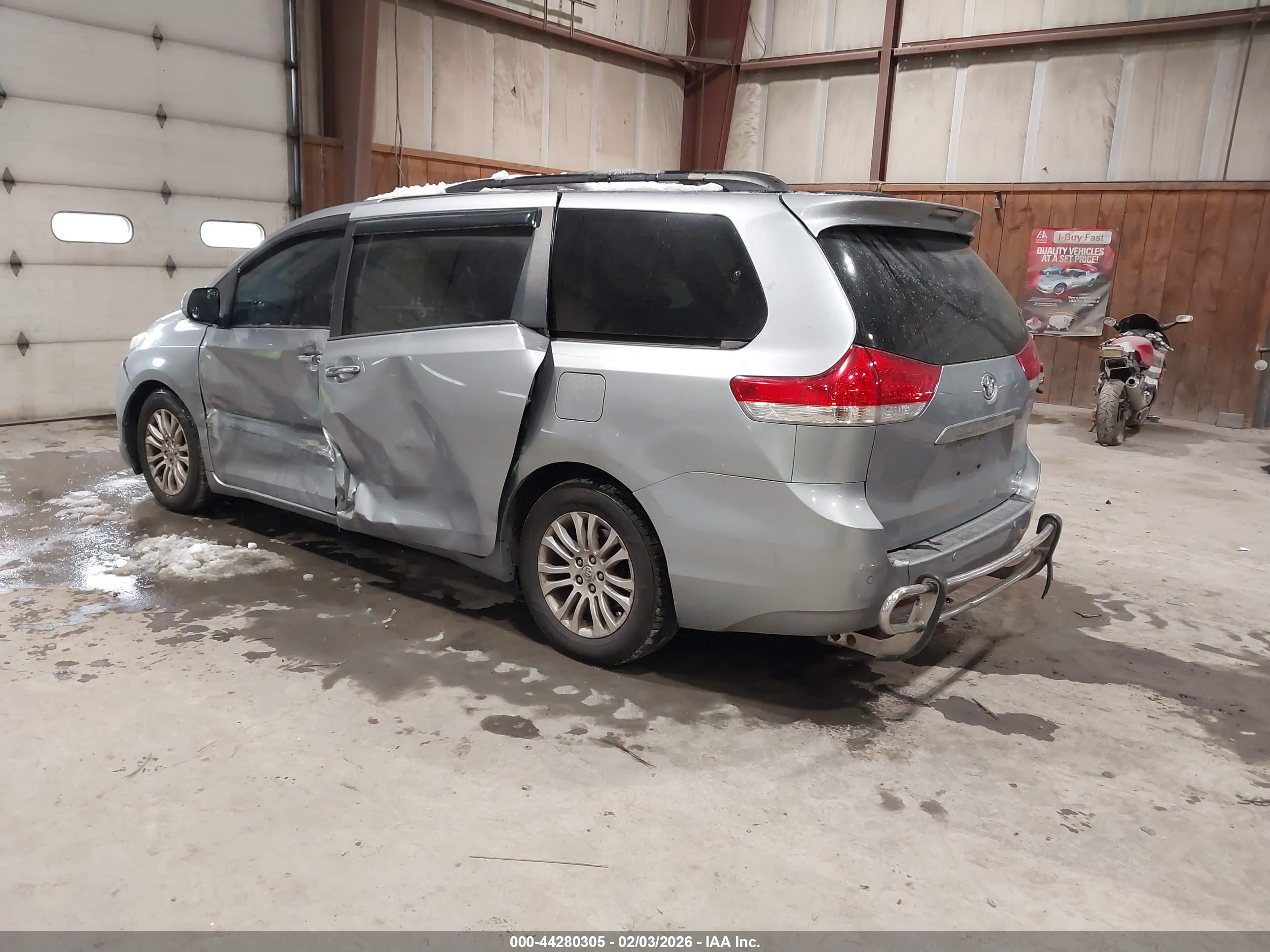 TOYOTA SIENNA image 3