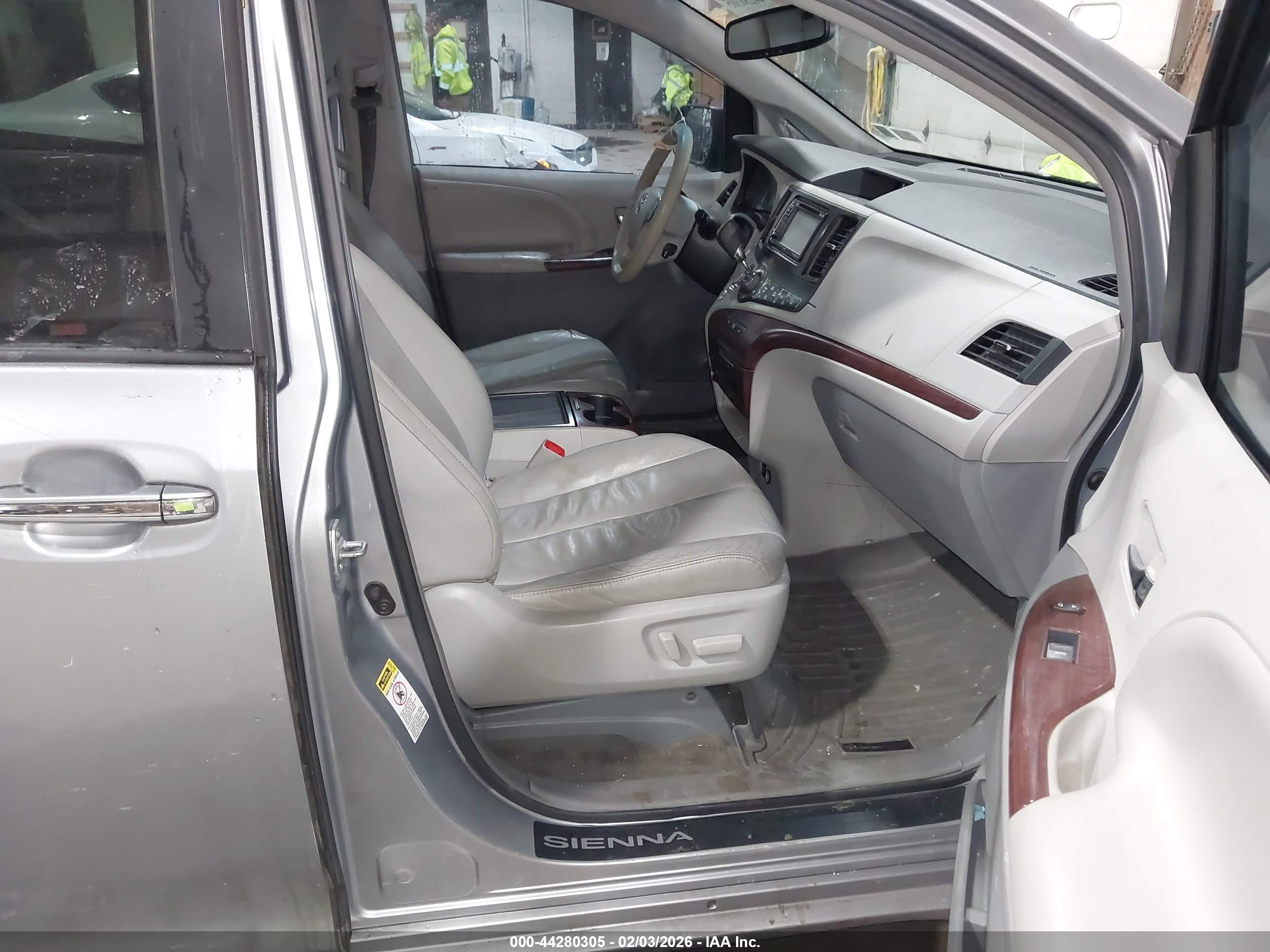 TOYOTA SIENNA image 5