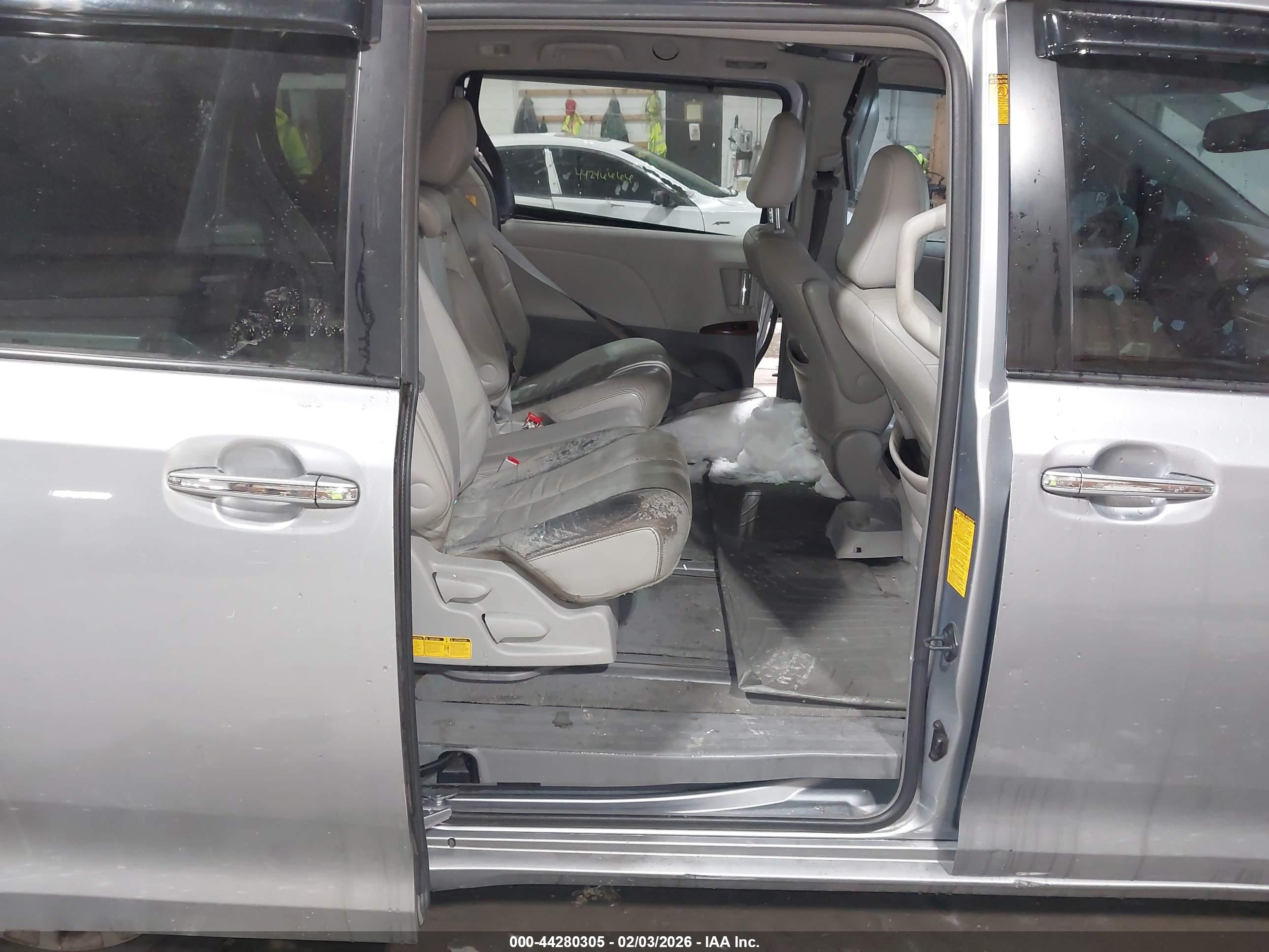 TOYOTA SIENNA image 8