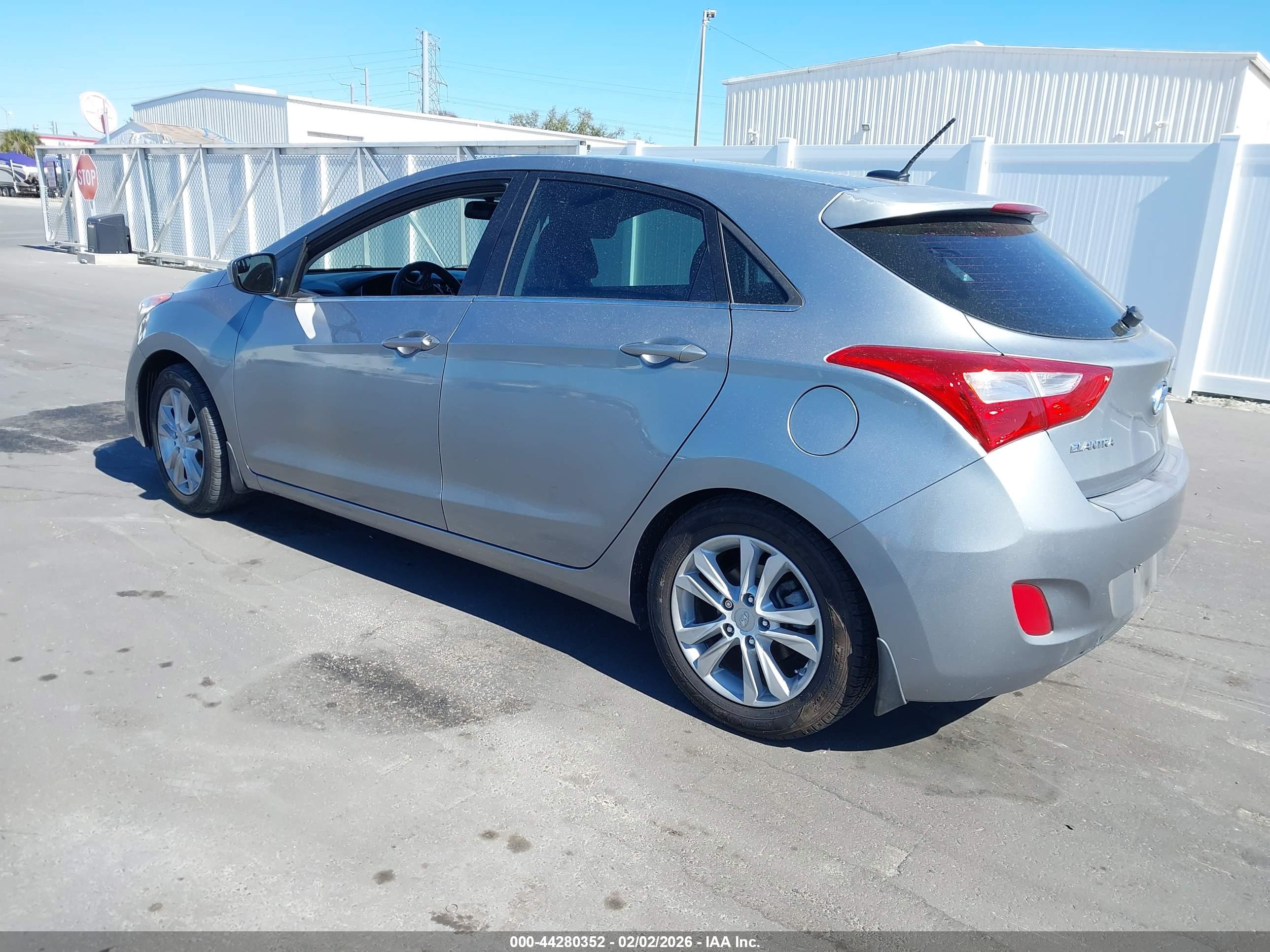 HYUNDAI ELANTRA image 3