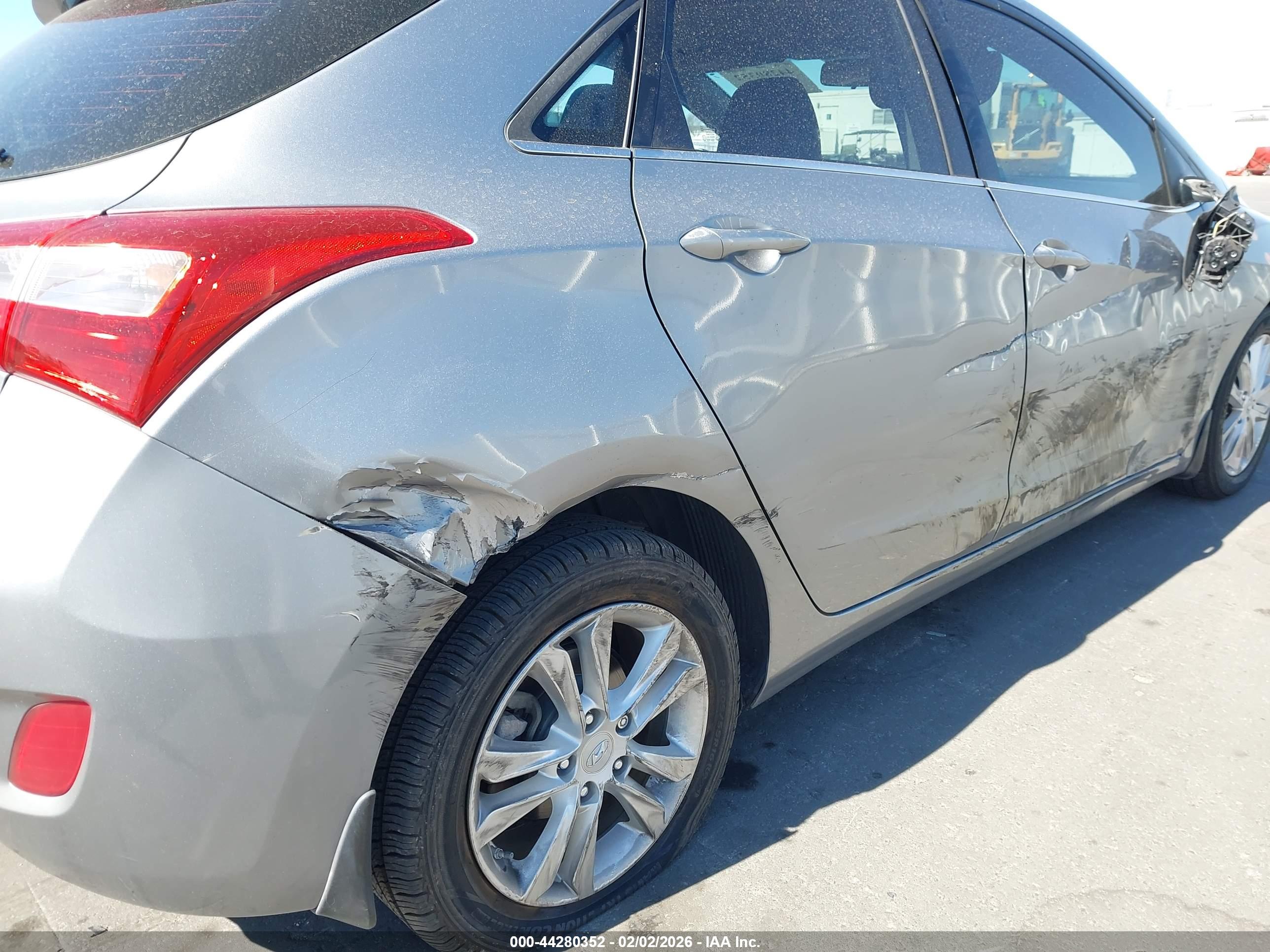 HYUNDAI ELANTRA image 6
