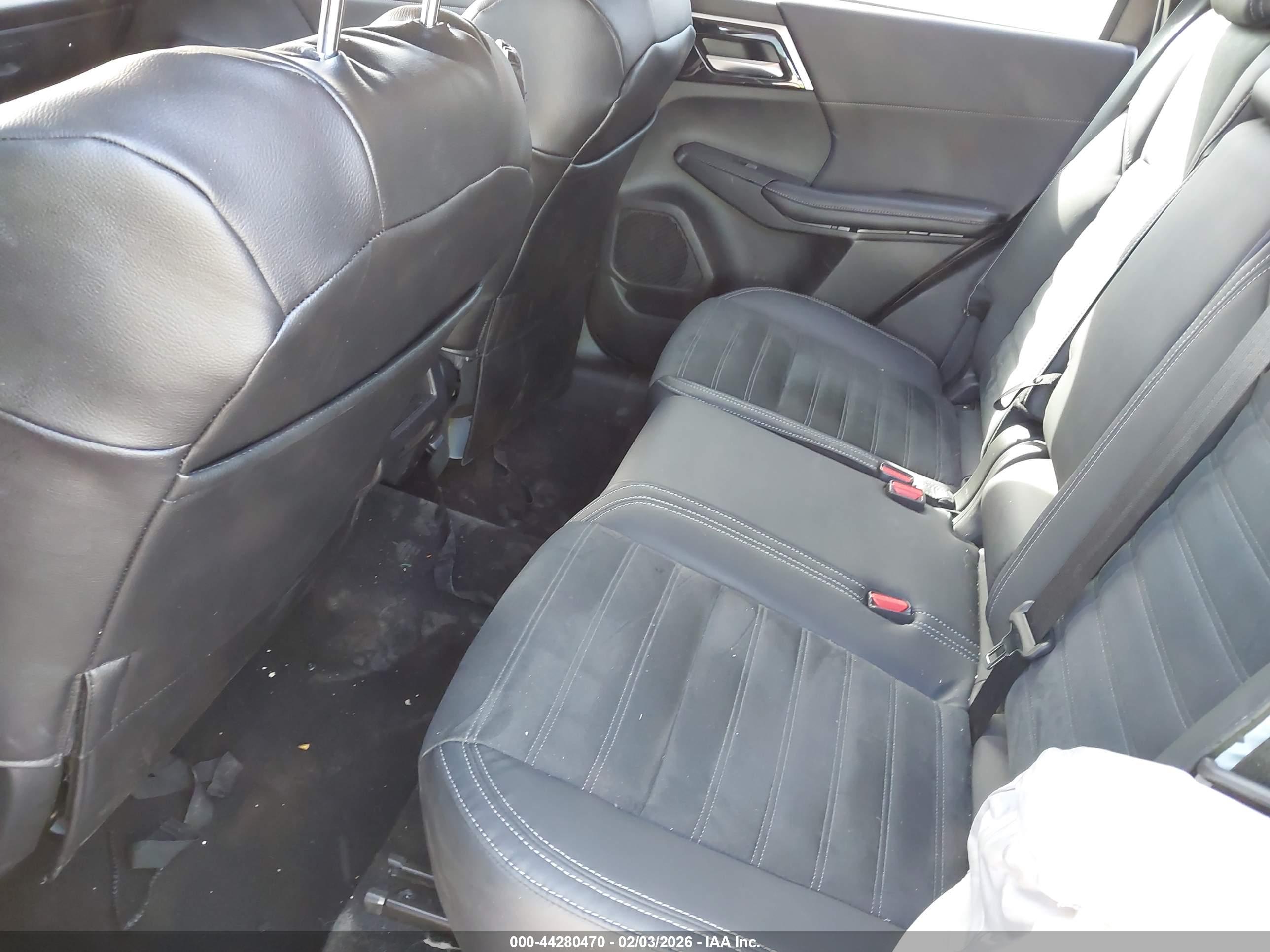 MITSUBISHI OUTLANDER image 8