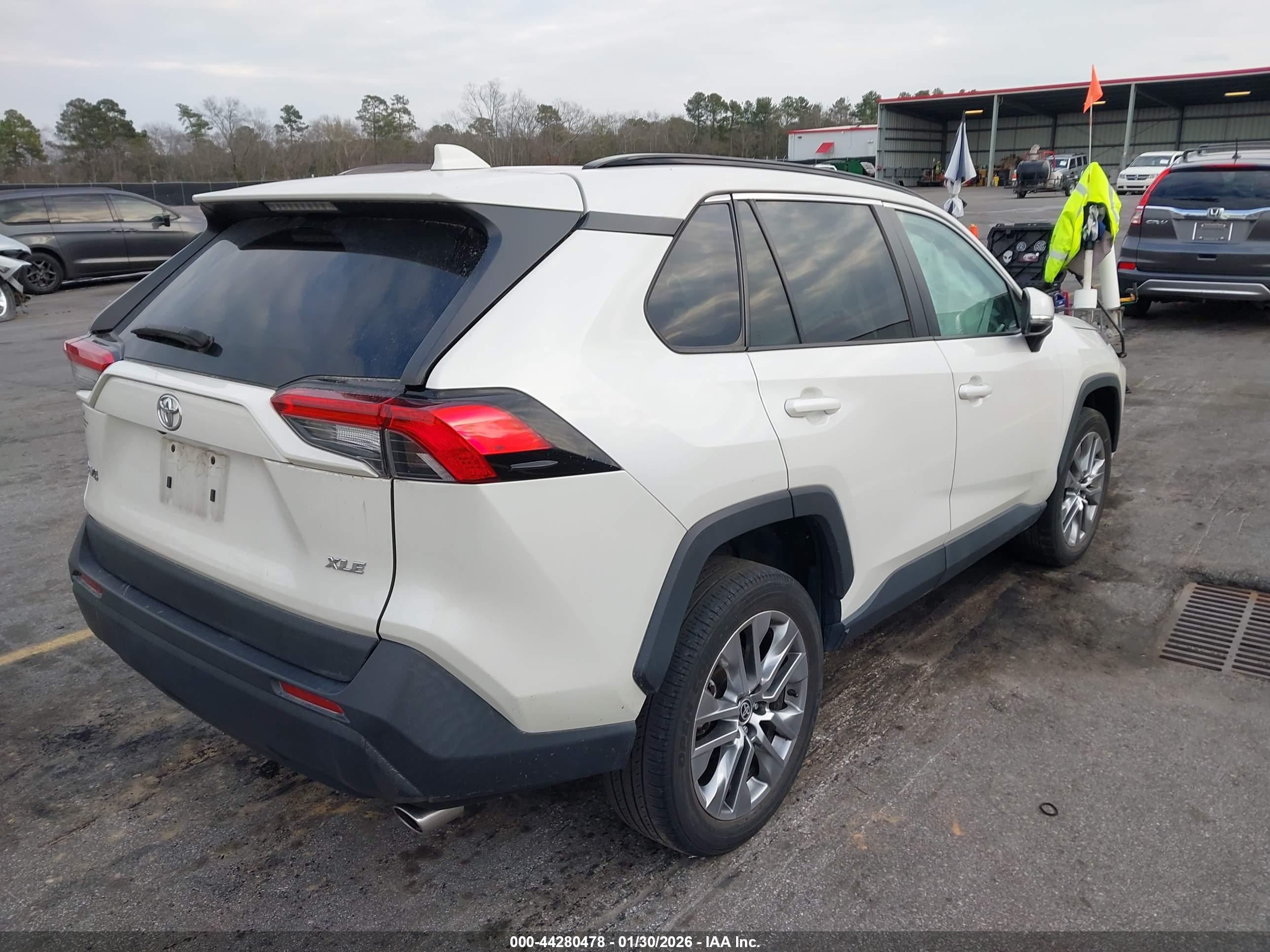 TOYOTA RAV4 image 4
