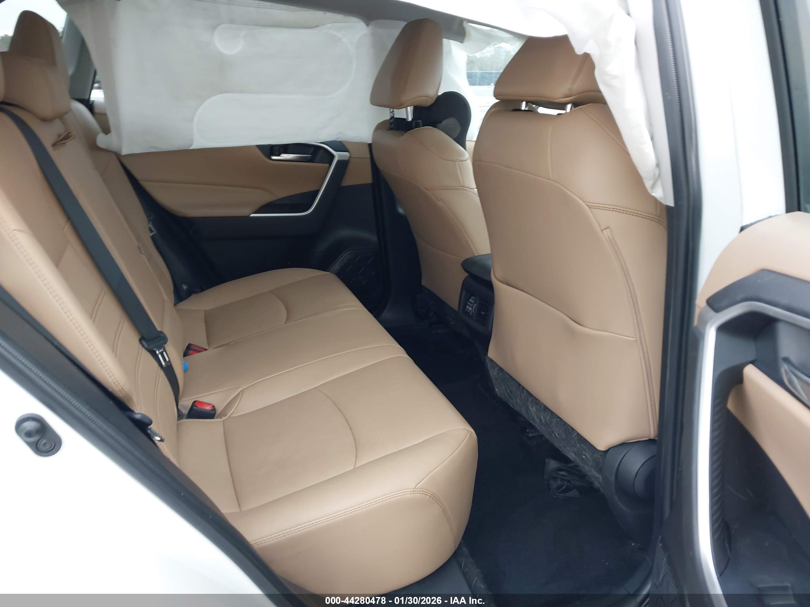 TOYOTA RAV4 image 8