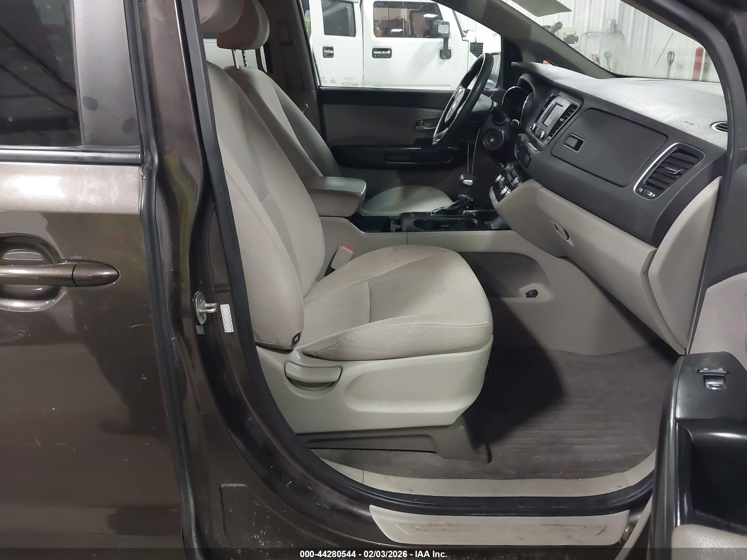 KIA SEDONA image 5