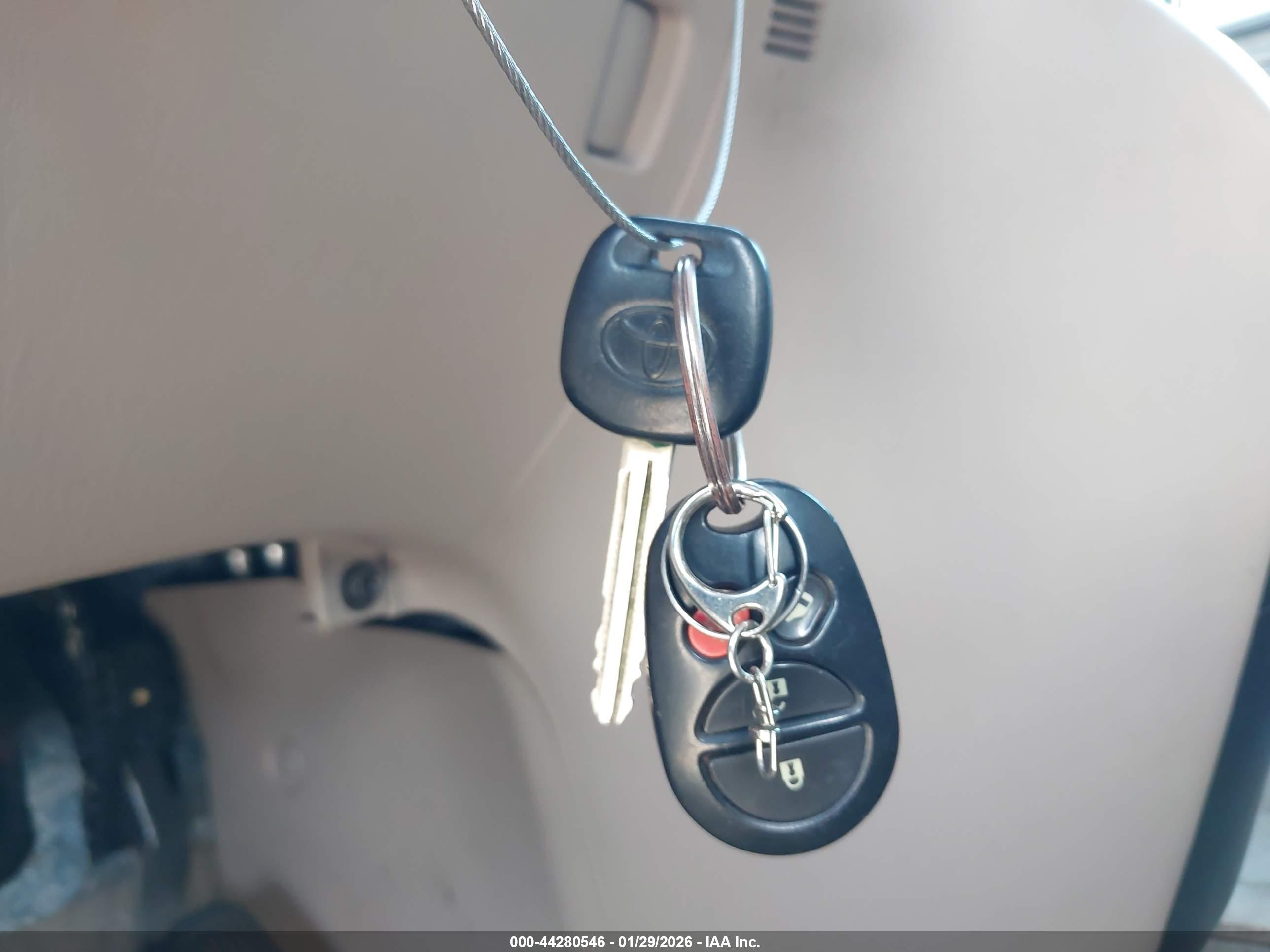 TOYOTA SIENNA image 11