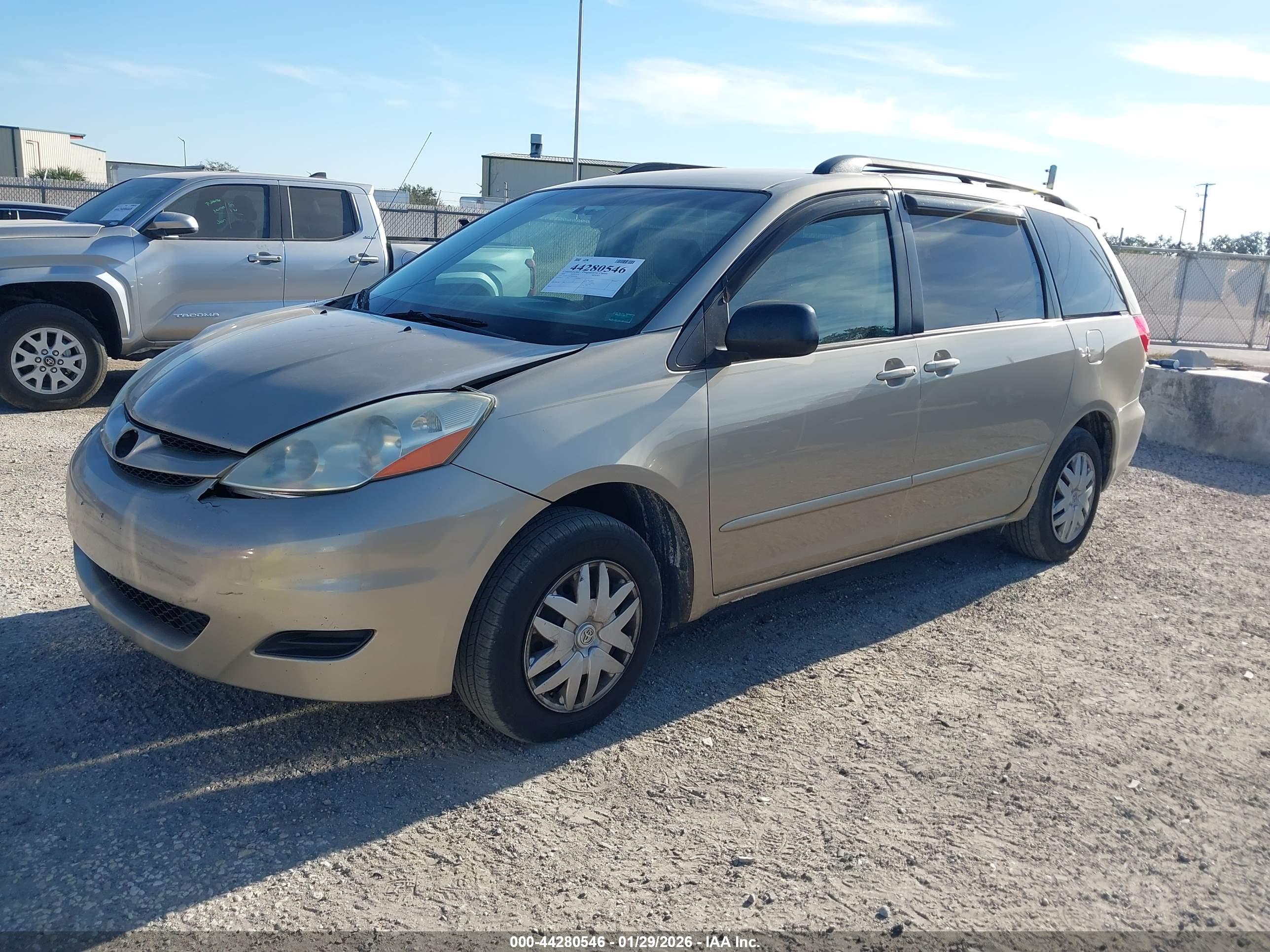 TOYOTA SIENNA image 2