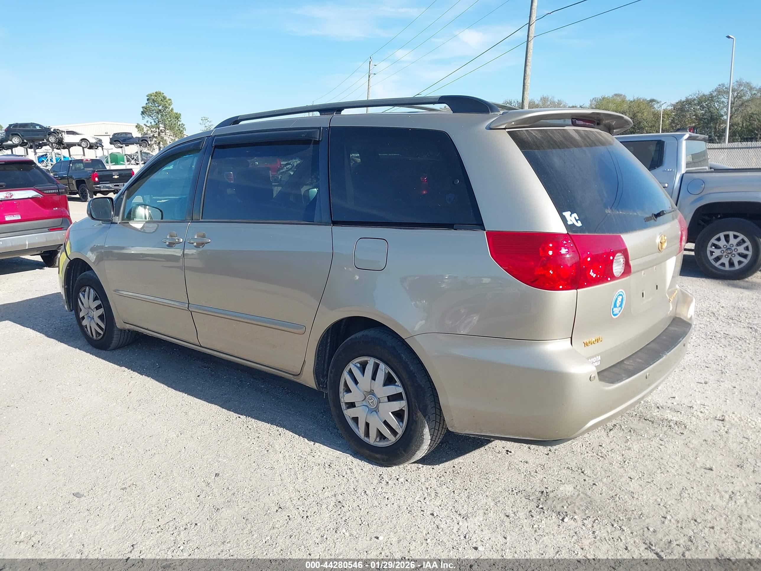 TOYOTA SIENNA image 3