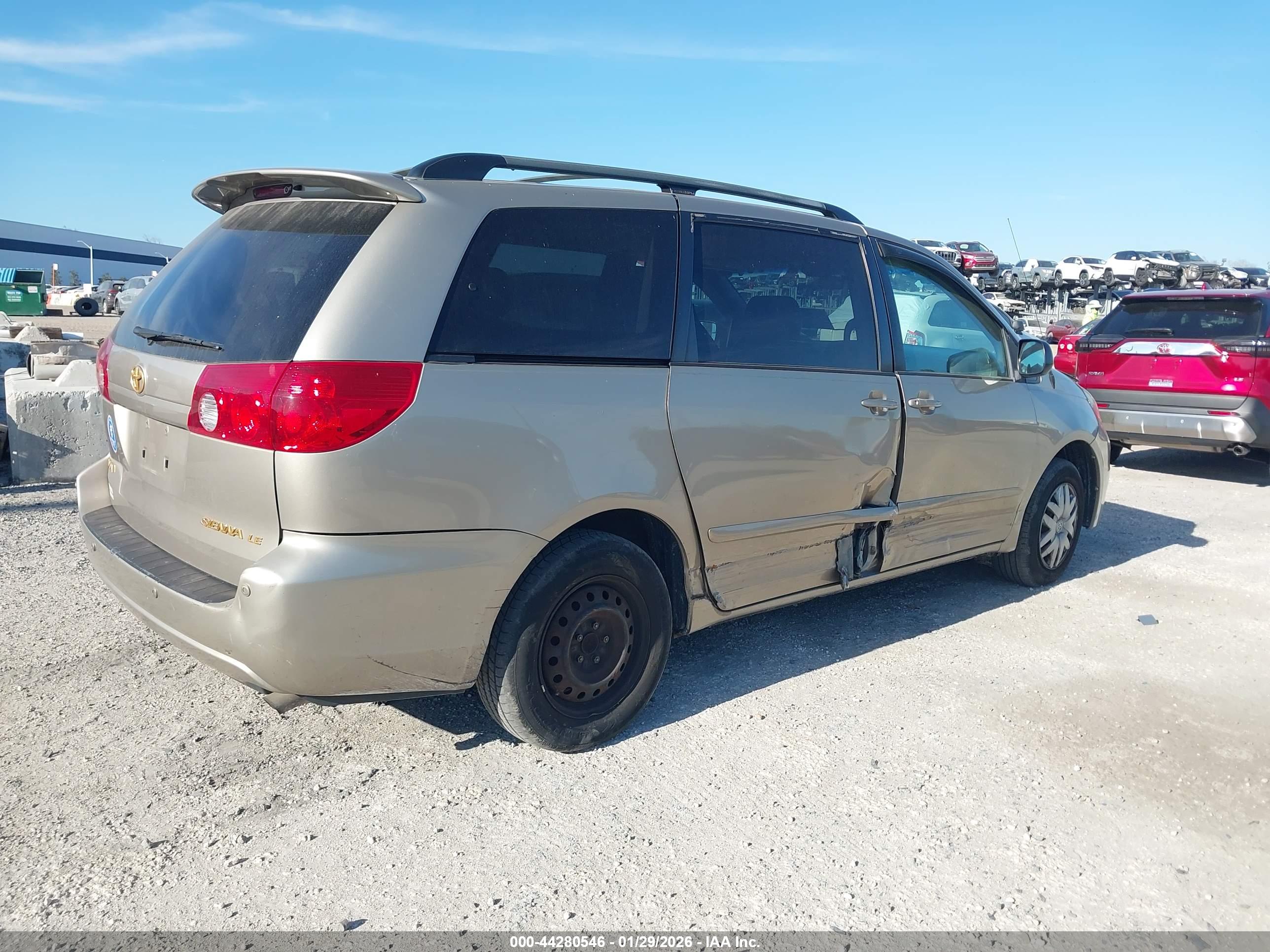 TOYOTA SIENNA image 4