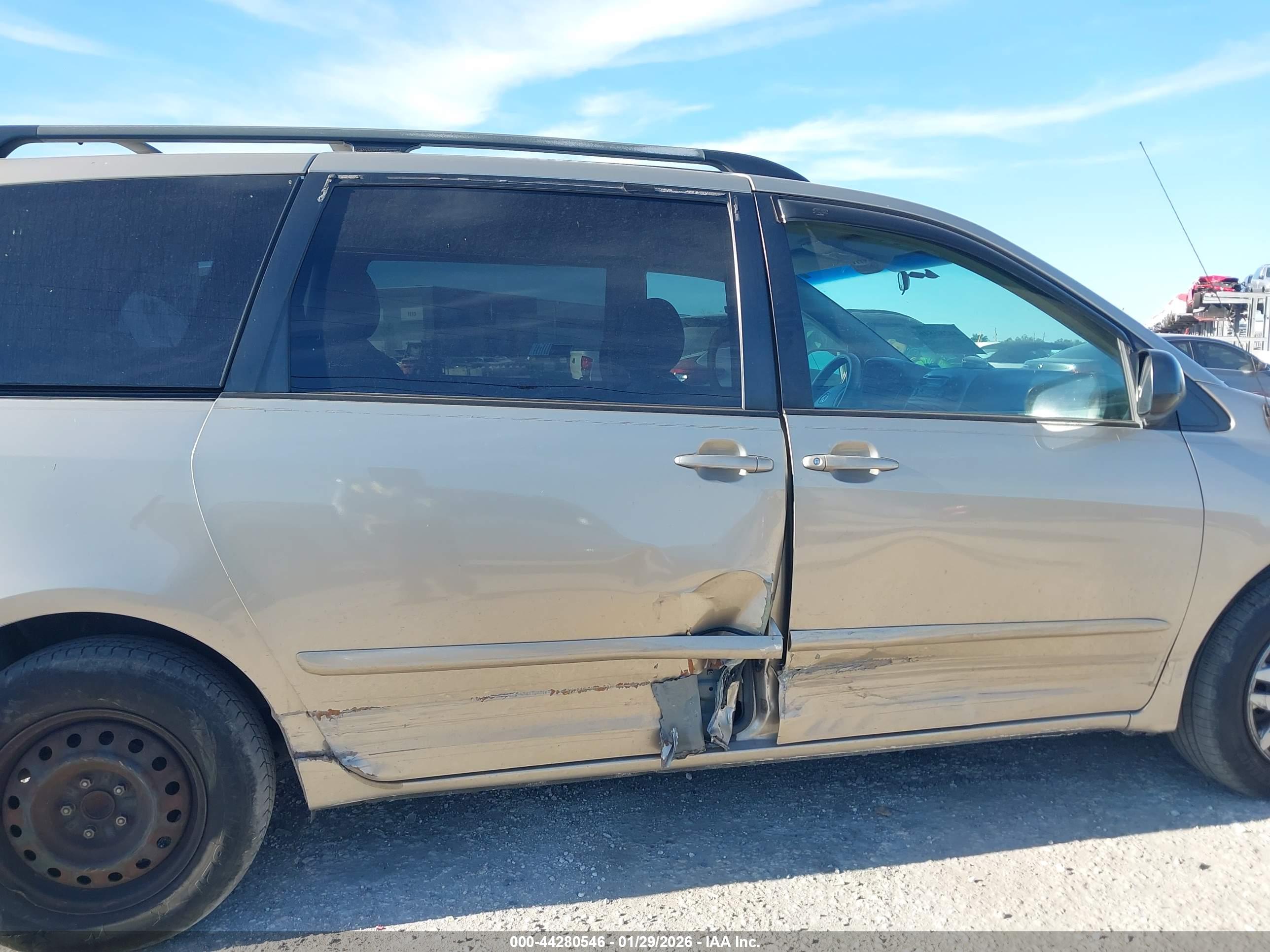 TOYOTA SIENNA image 6