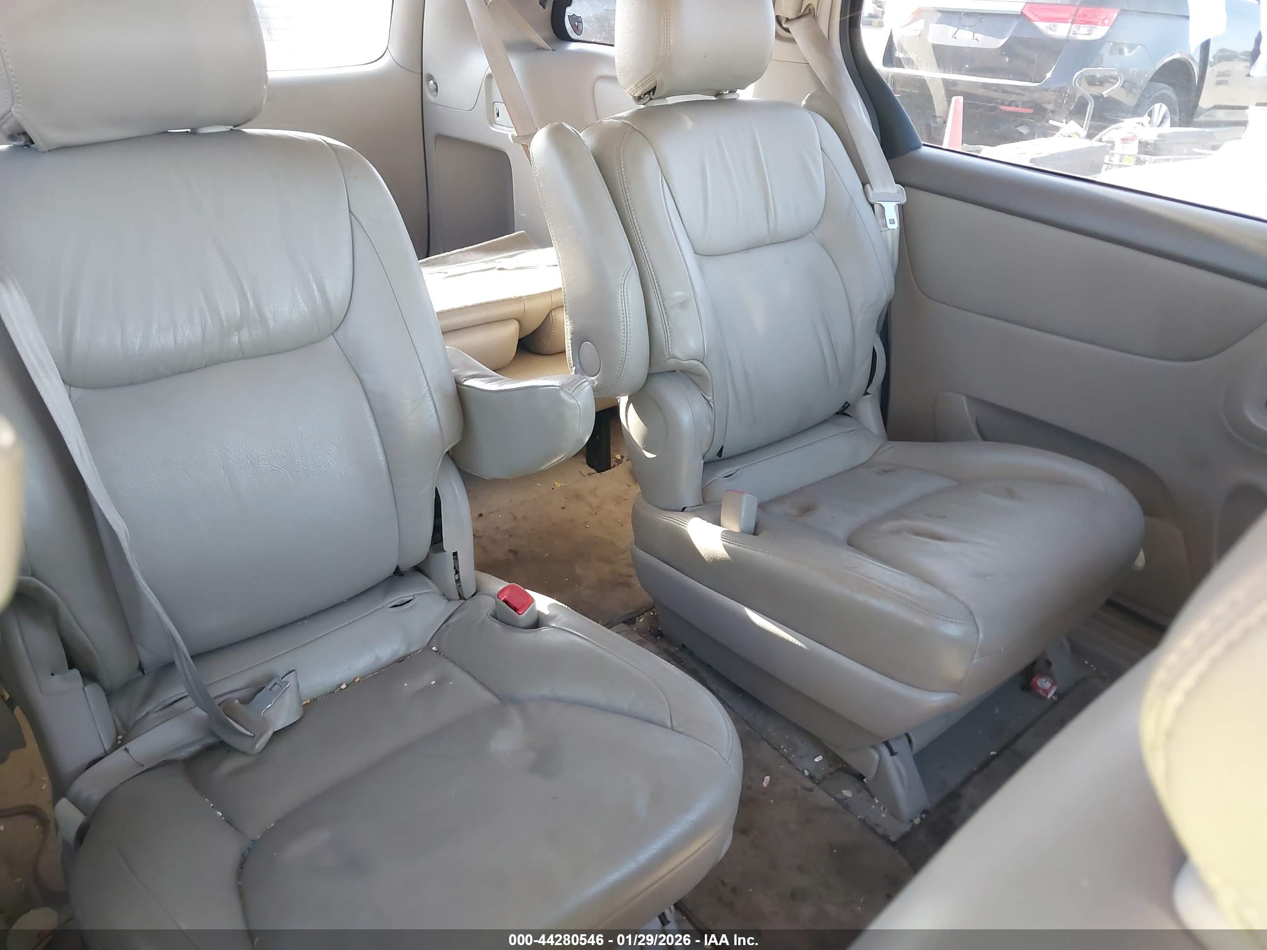 TOYOTA SIENNA image 8