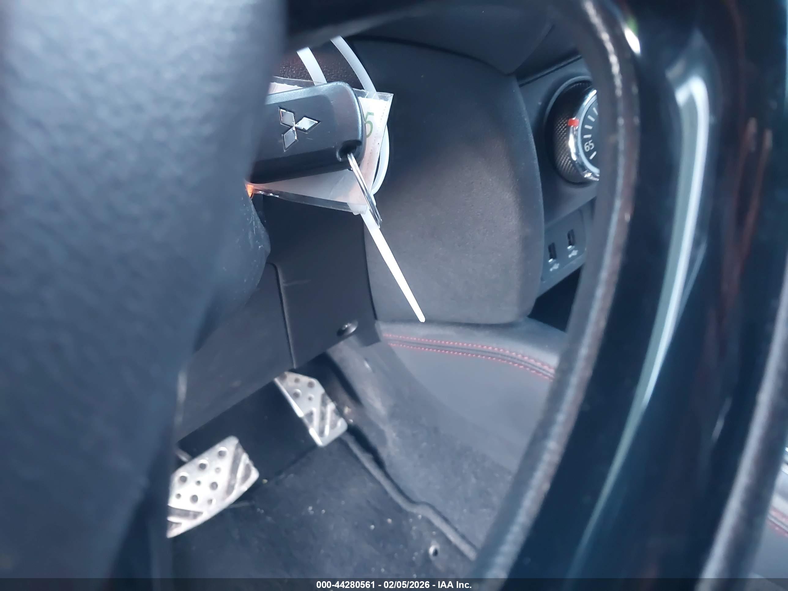 MITSUBISHI OUTLANDER image 11