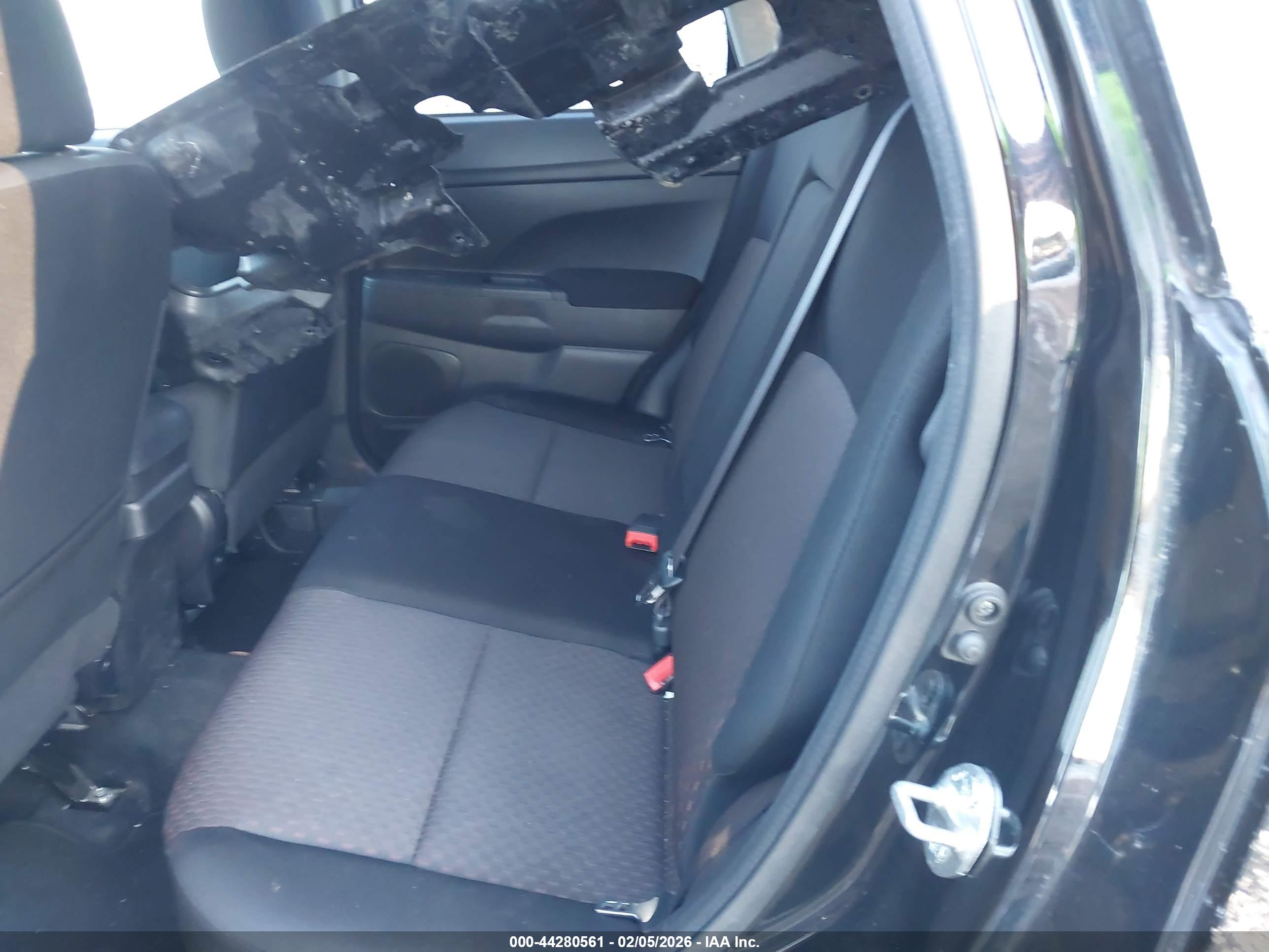 MITSUBISHI OUTLANDER image 8