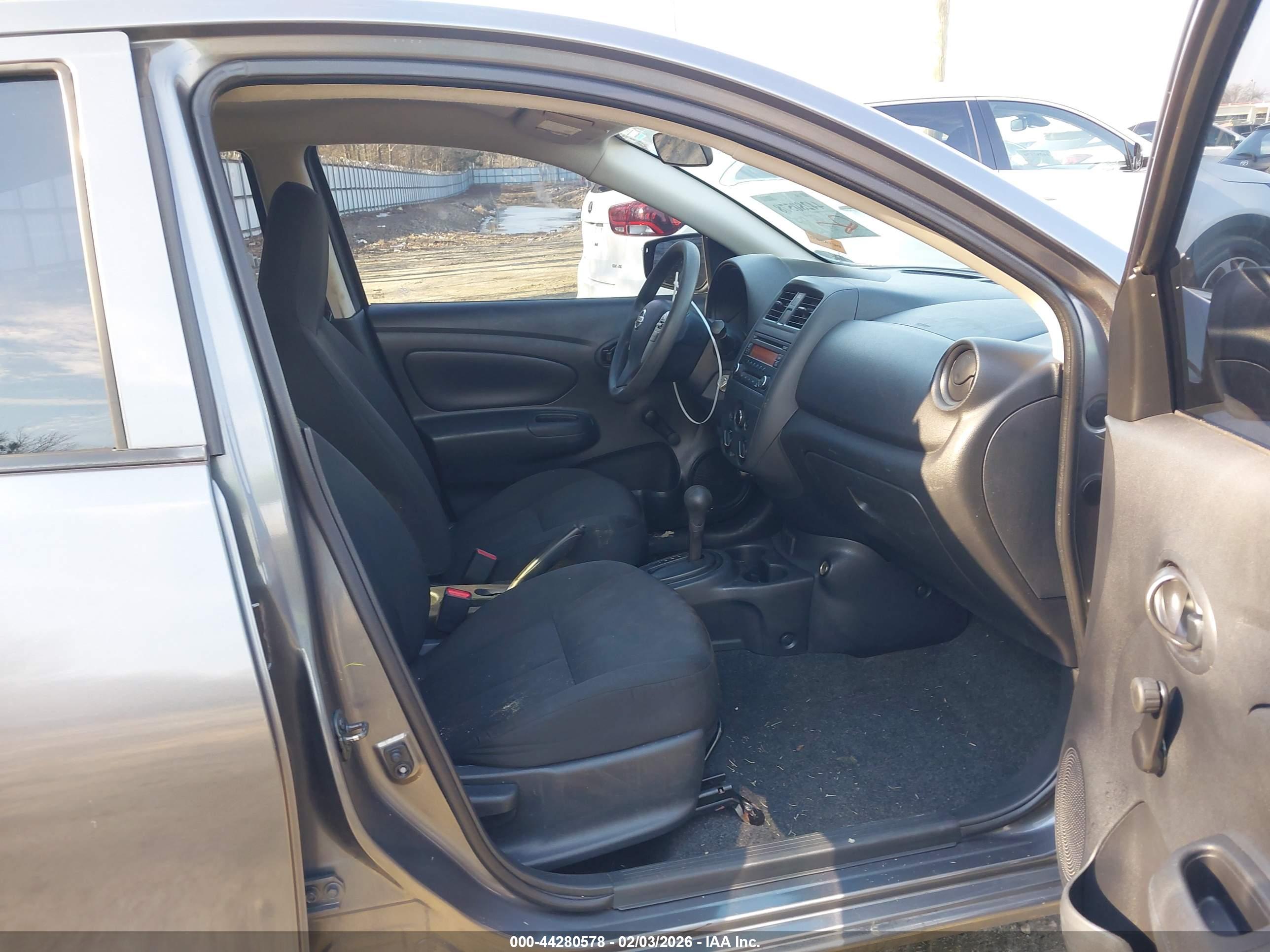 NISSAN VERSA image 5