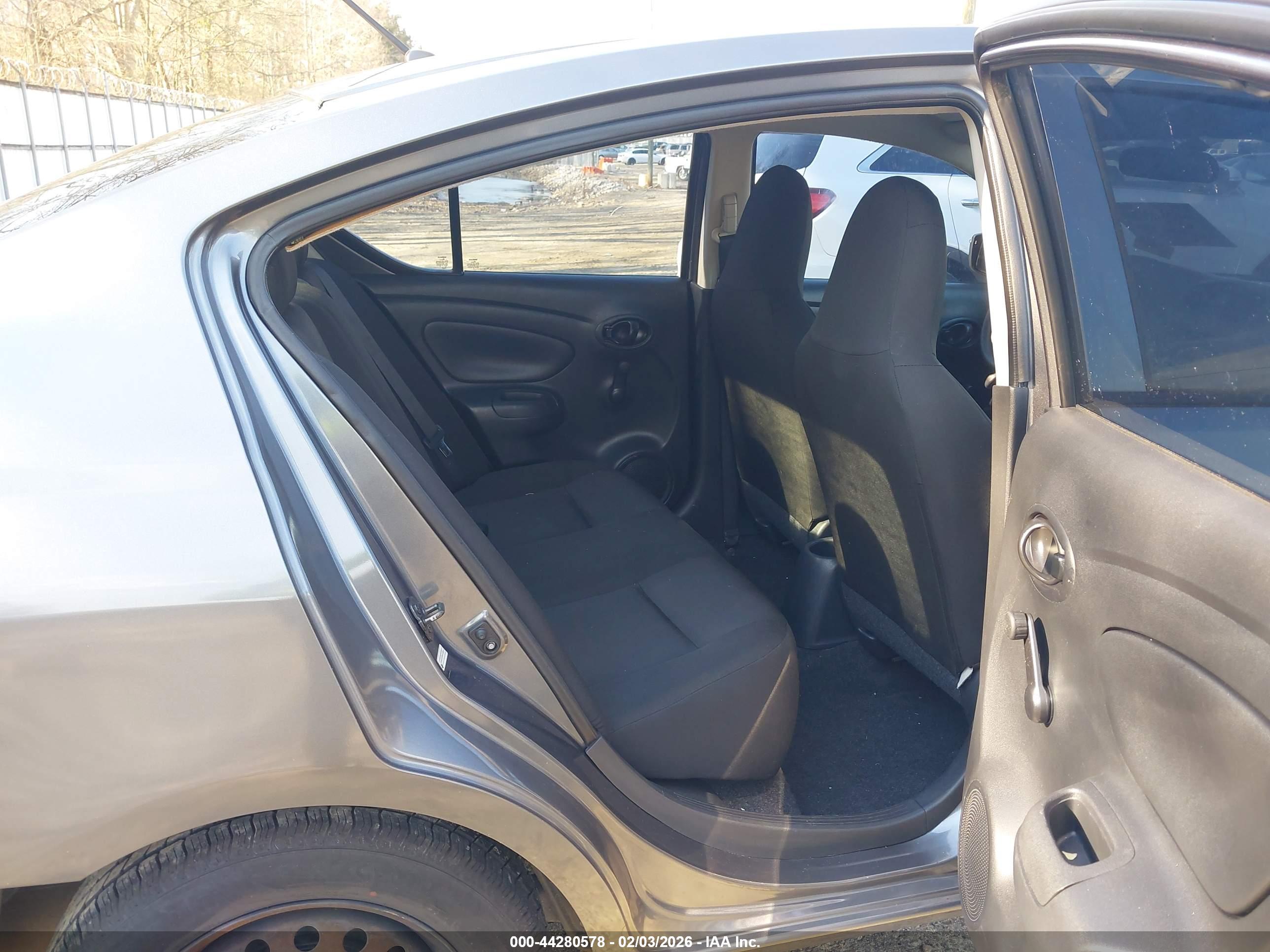 NISSAN VERSA image 8
