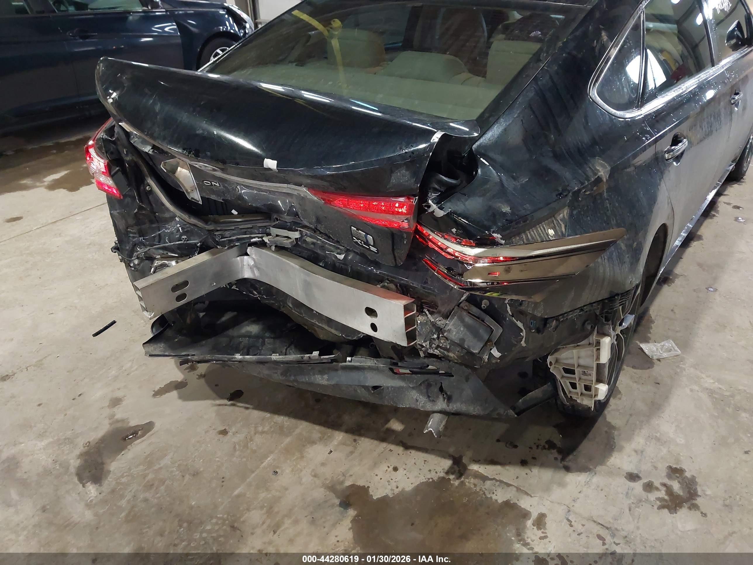 TOYOTA AVALON image 6