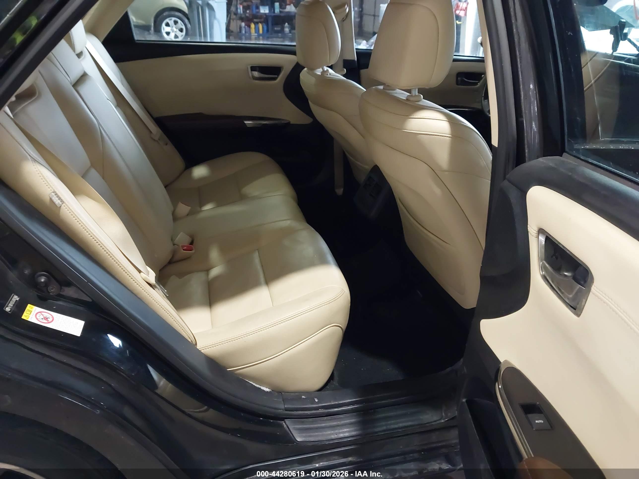 TOYOTA AVALON image 8