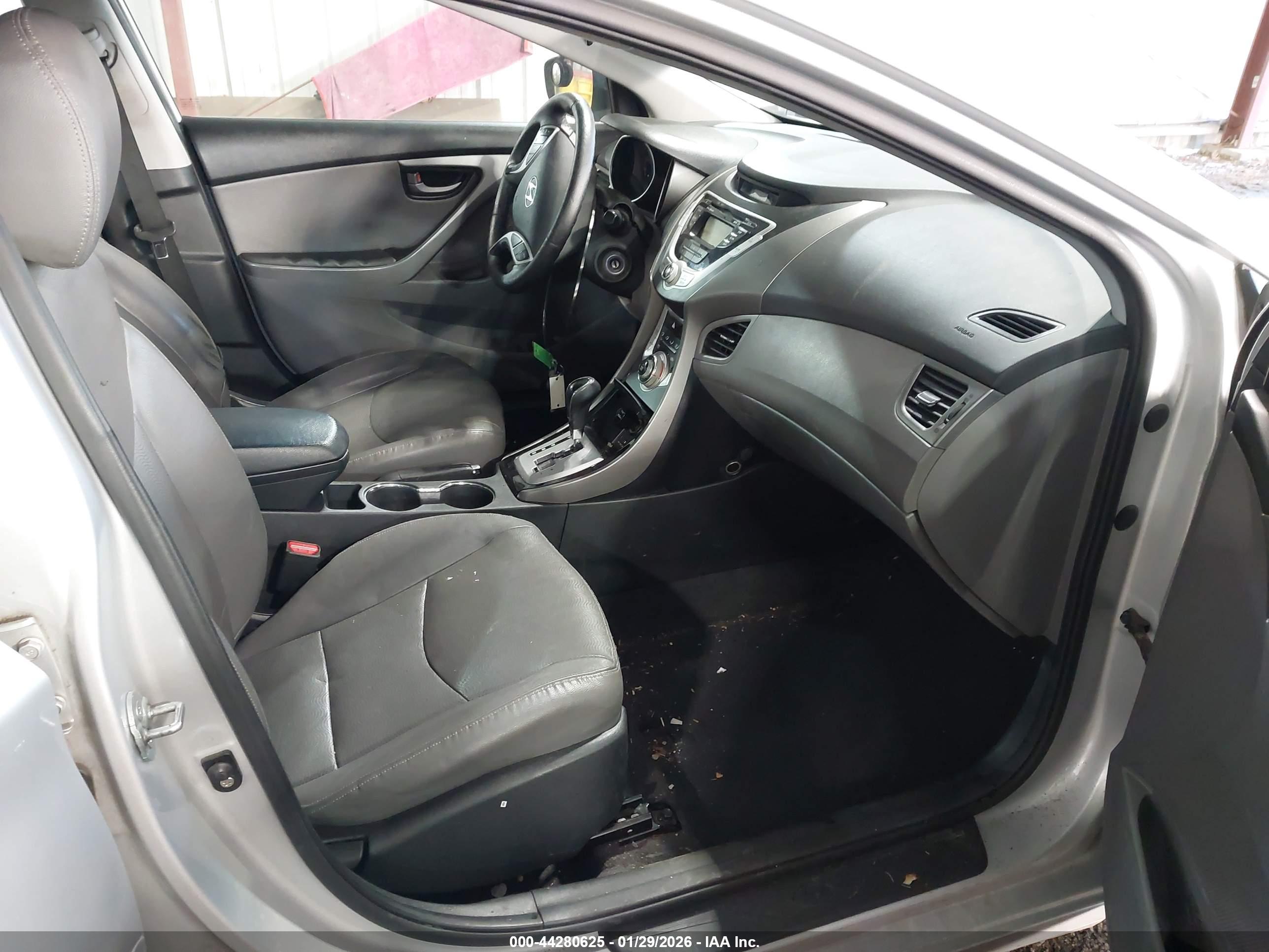 HYUNDAI ELANTRA image 5