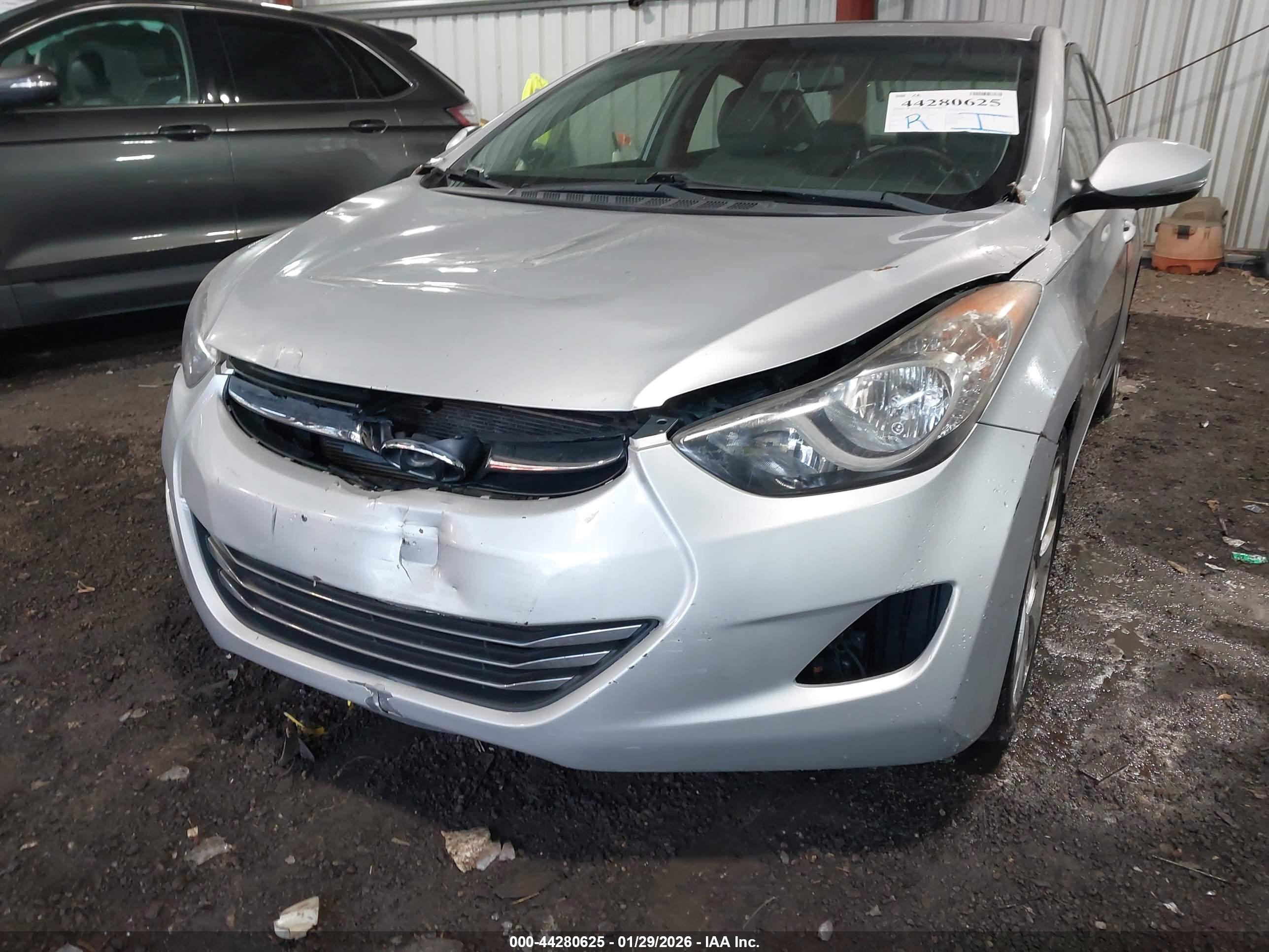 HYUNDAI ELANTRA image 6