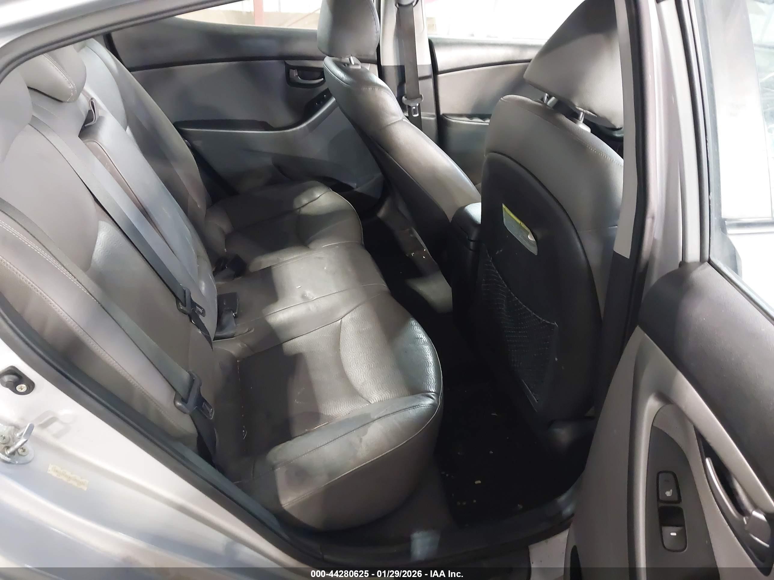 HYUNDAI ELANTRA image 8