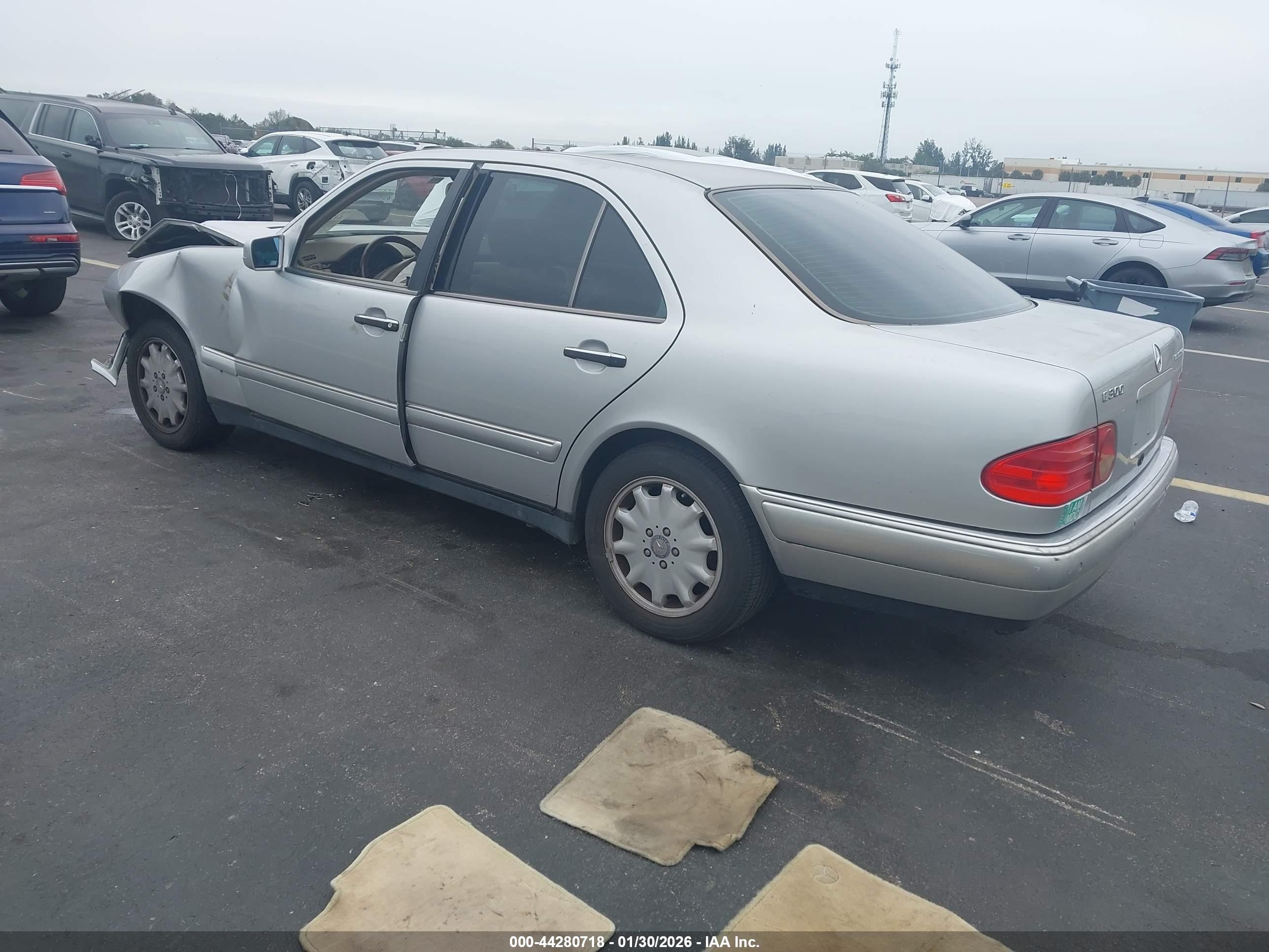 MERCEDES-BENZ E image 3