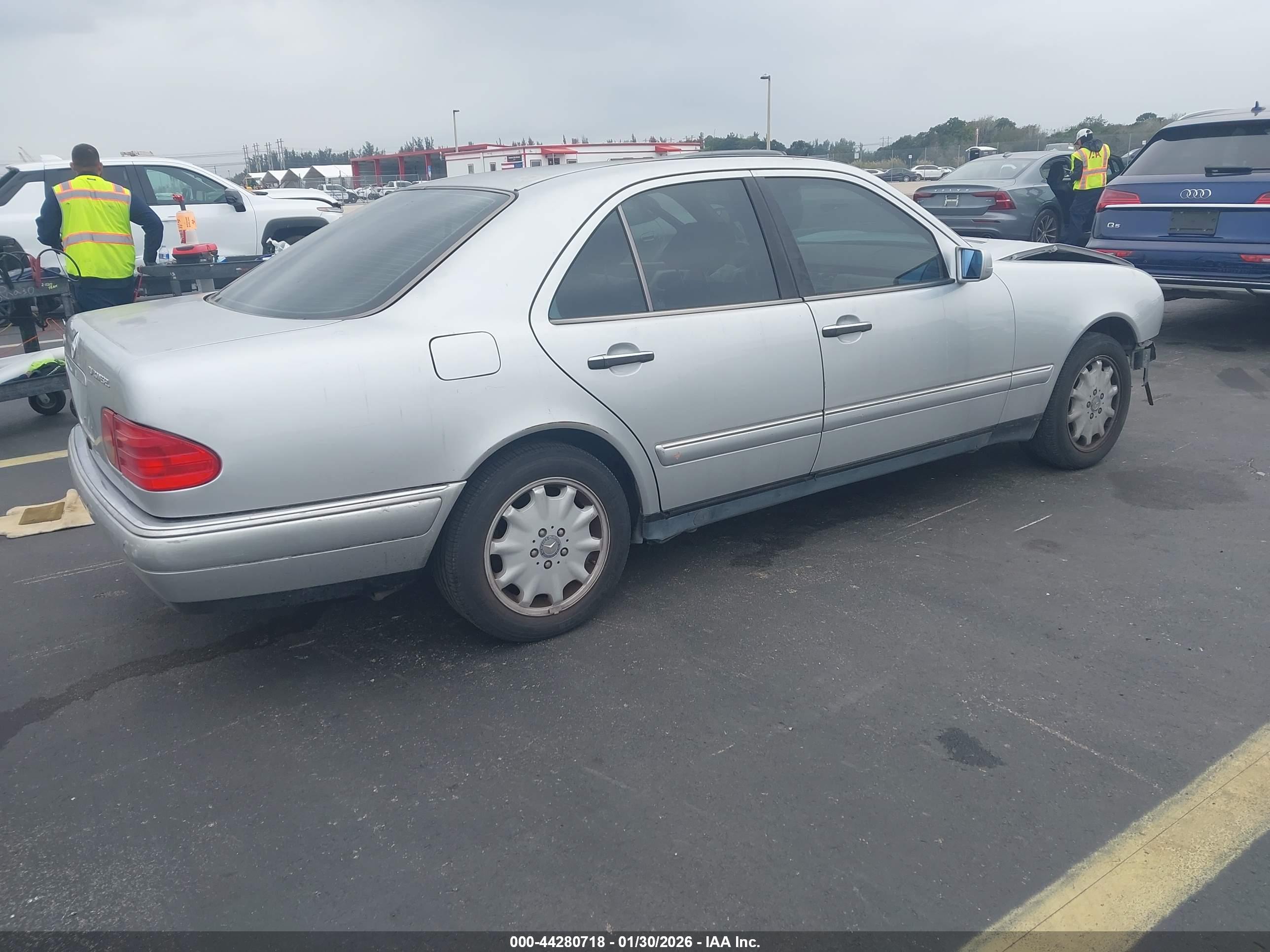 MERCEDES-BENZ E image 4