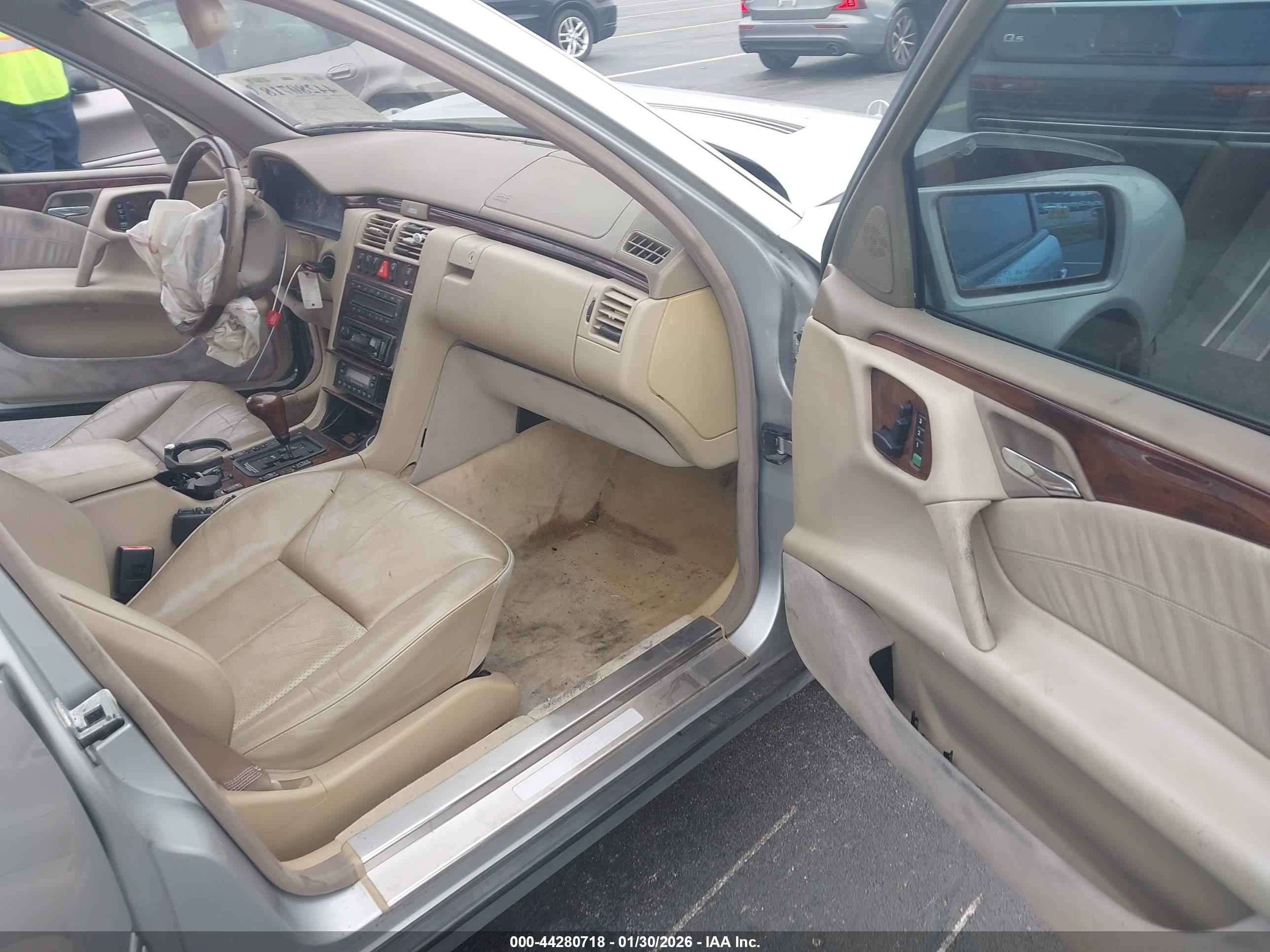 MERCEDES-BENZ E image 5