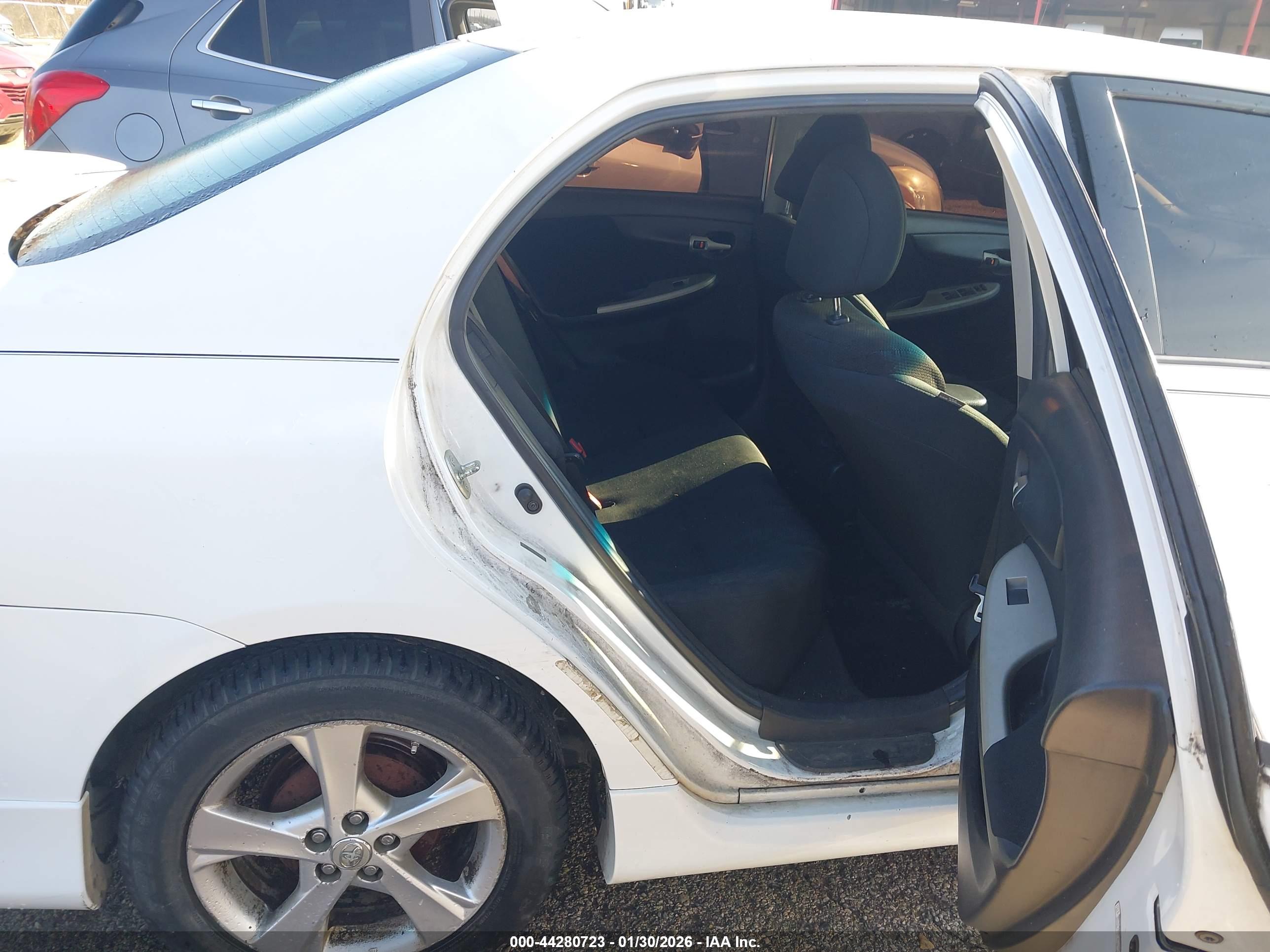 TOYOTA COROLLA image 8