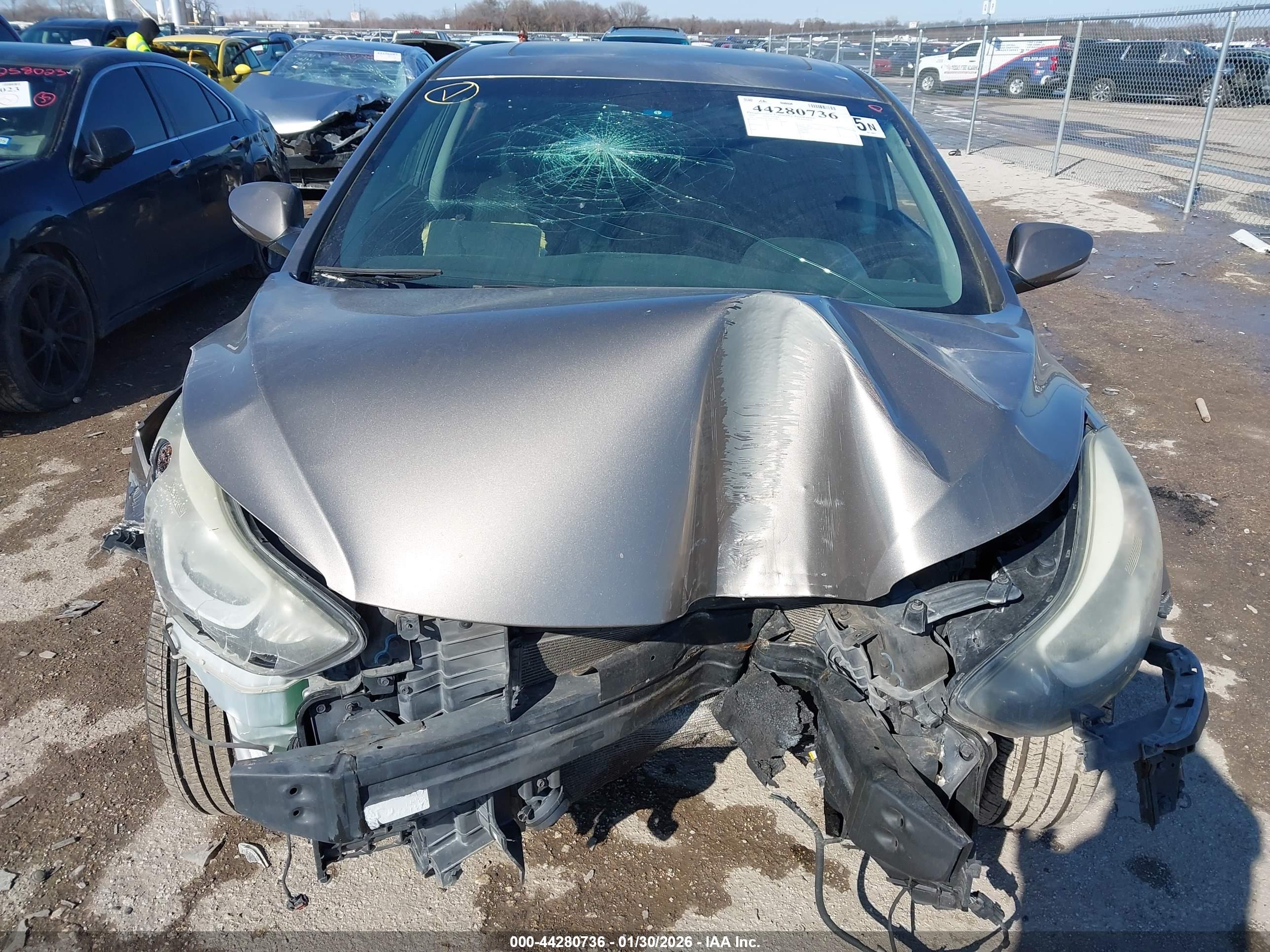HYUNDAI ELANTRA image 6