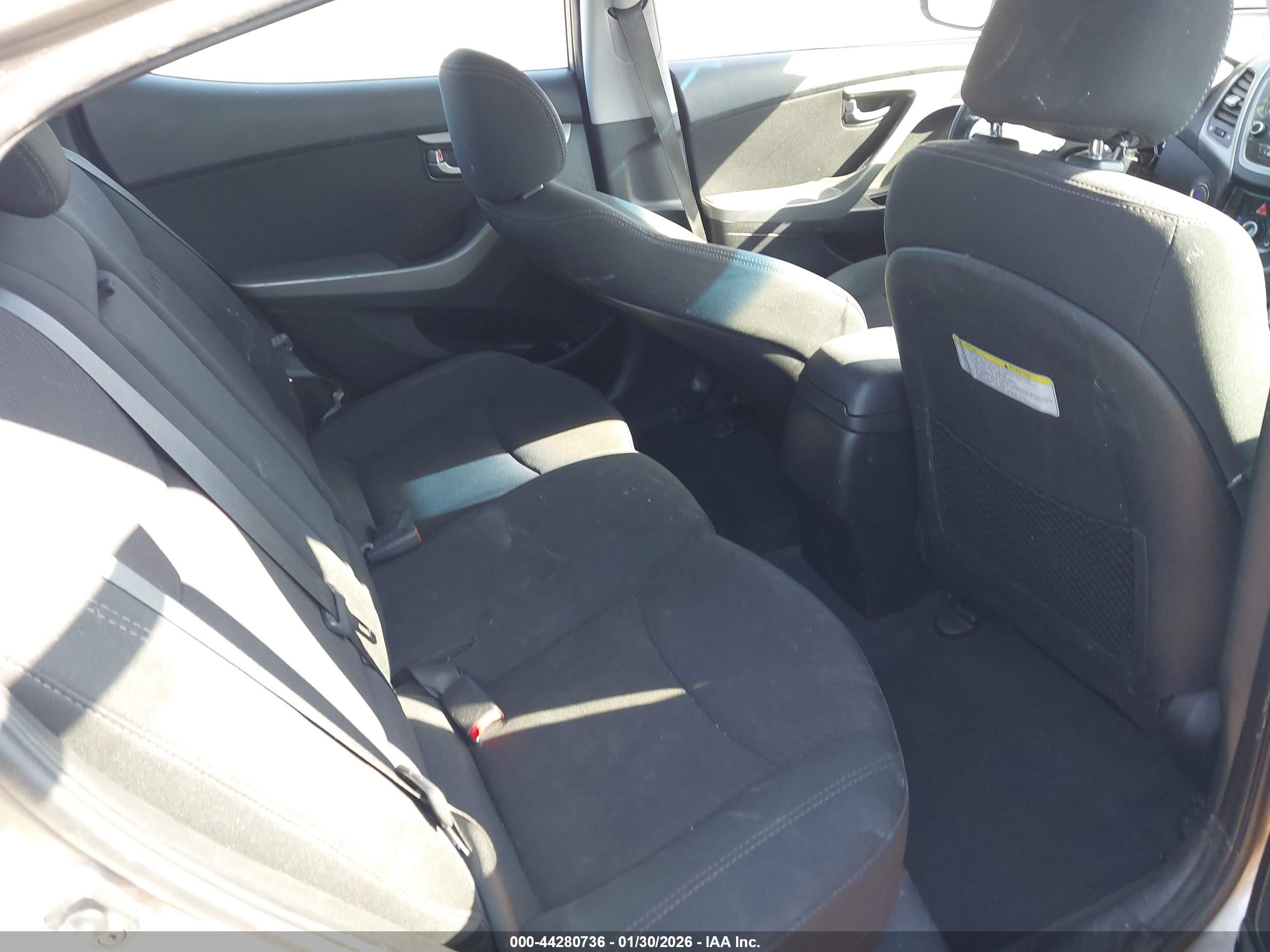HYUNDAI ELANTRA image 8