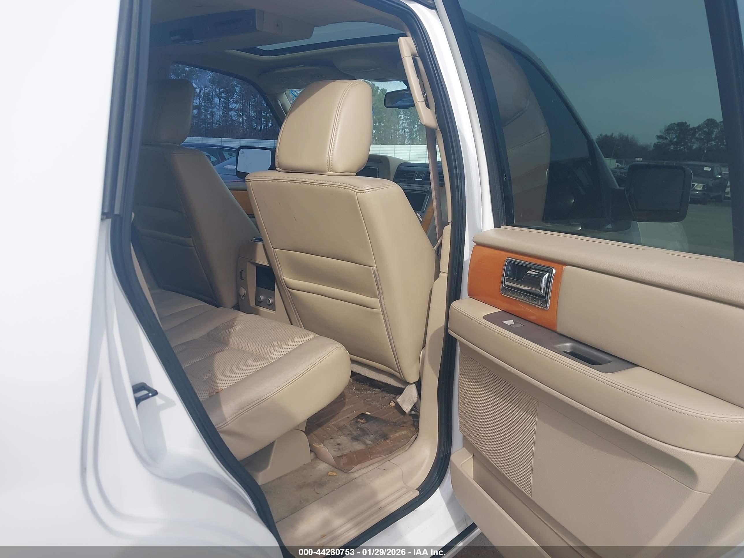 LINCOLN NAVIGATOR image 8