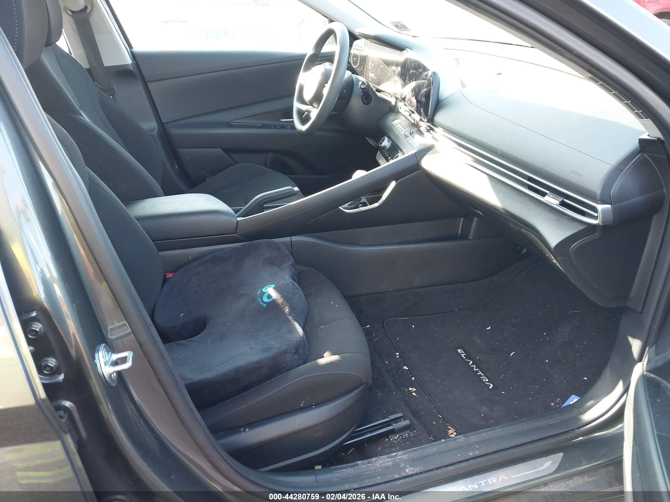 HYUNDAI ELANTRA image 5