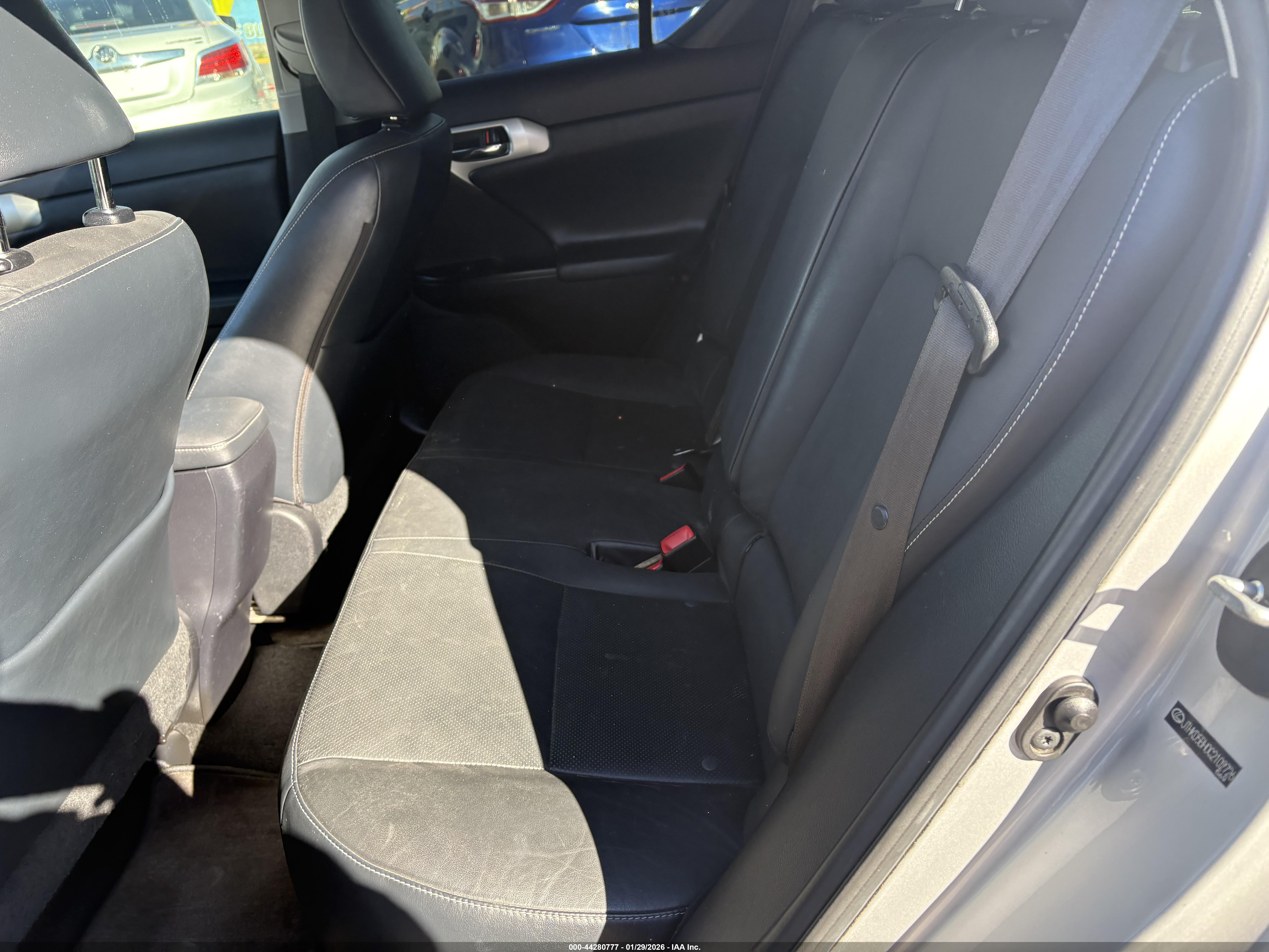 LEXUS CT image 8