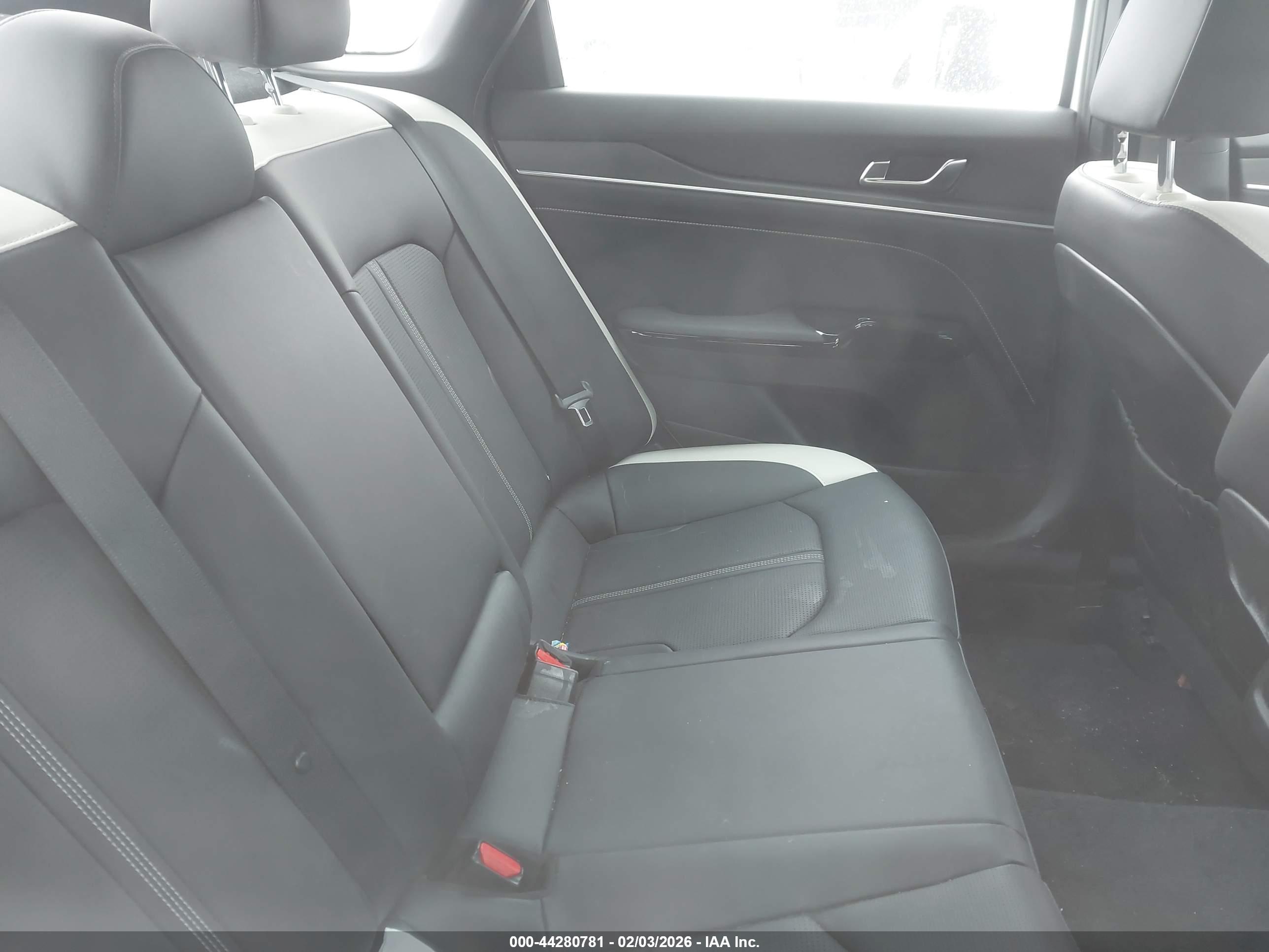 KIA K5 image 8
