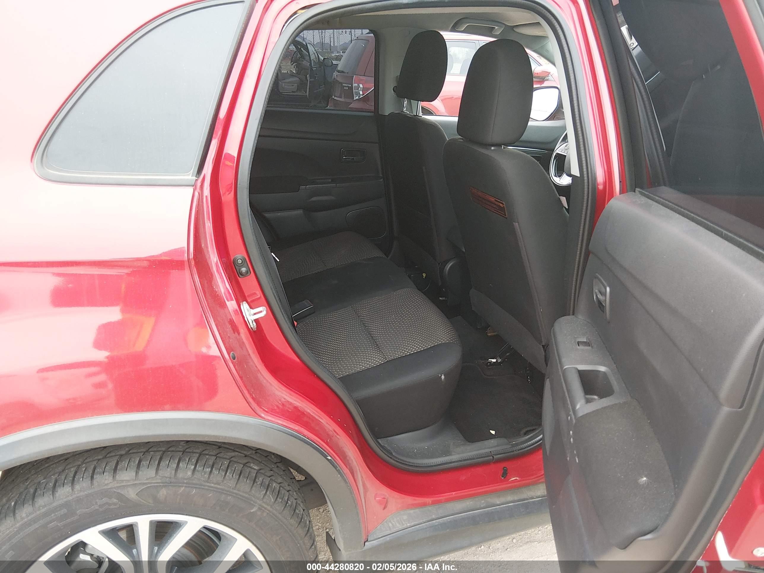 MITSUBISHI OUTLANDER image 8